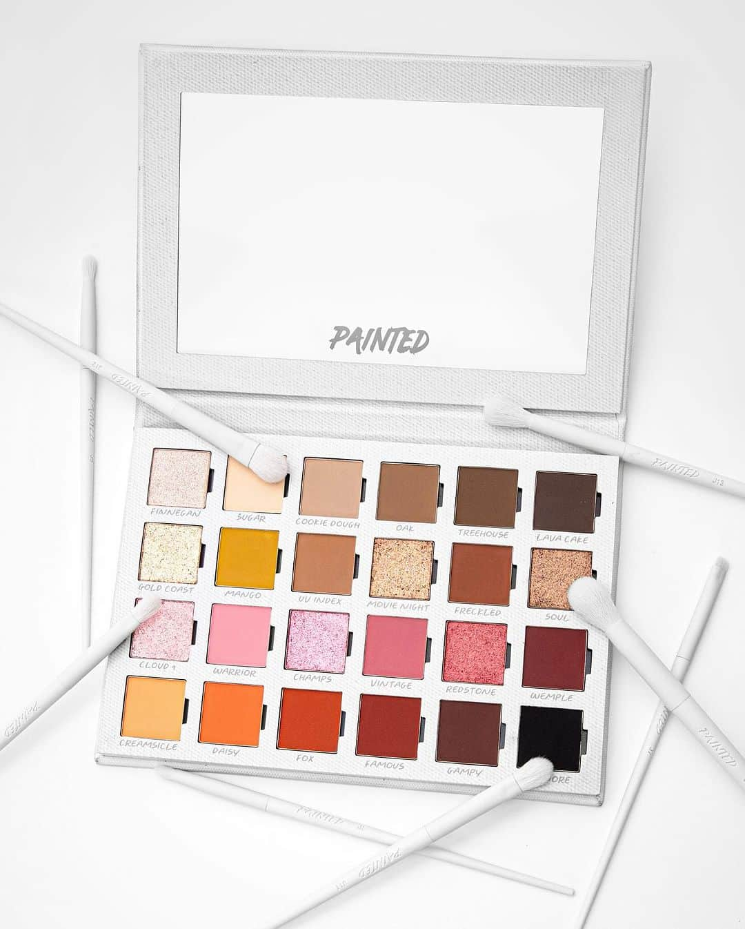 ジェームス・チャールズのインスタグラム：「Introducing the Basic Canvas 🥹🎨 @painted.co’s take on a neutral palette that every artist needs in their collection. 24 beautiful shades with buttery mattes and glittery shimmers to create any glamorous makeup look. ✨🤍  ⏰ LAUNCHING Nov 14th 10am PST on TikTok Shop Nov 15th 10am PST on Painted.co  Hope you’re as excited as I am!!!! 😭🫶🏼」