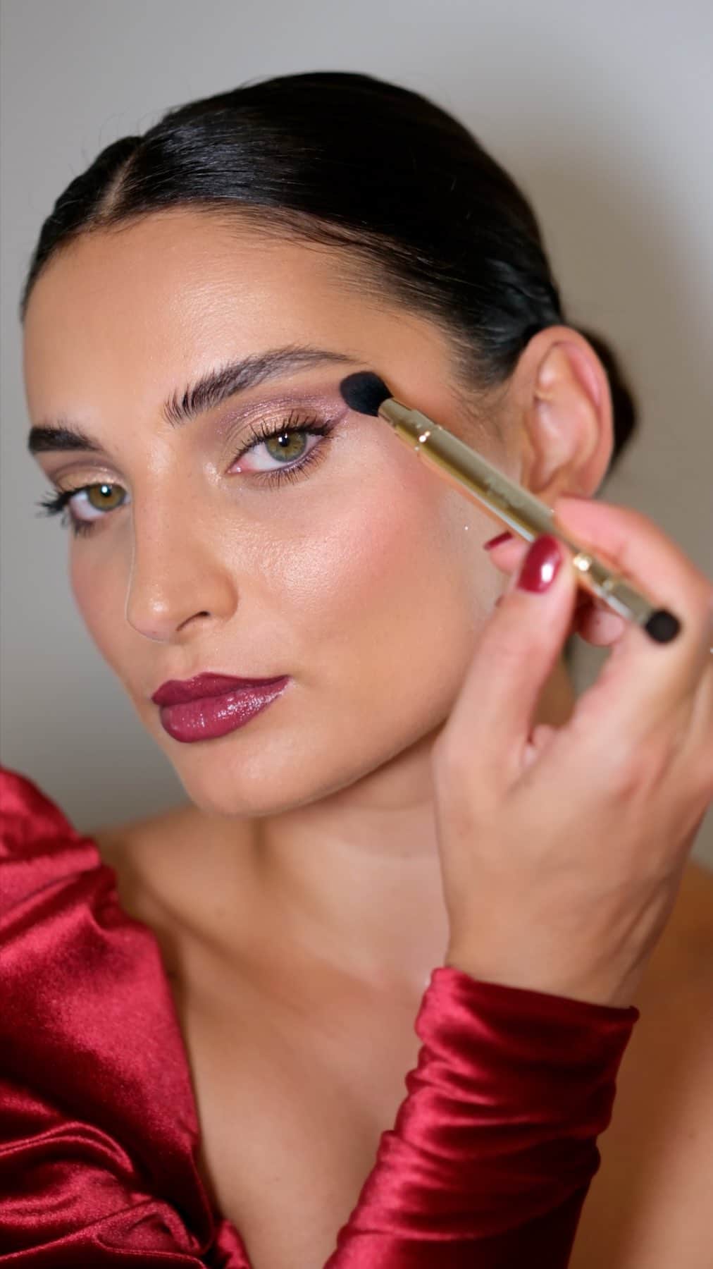 KIKO MILANOのインスタグラム：「Unwrap the magic of the festive season with @mernahermez and our dazzling #KIKOHolidayPremiere collection! ✨ Get ready to sparkle, but first, tell us, what’s your favorite holiday makeup must-have? 💄  Sublime Hydra Face Serum - 24h Lasting Foundation 03 - Skin Tone Concealer 02 - Sculpting Touch Creamy Stick Contour 200 - Liquid Face Highlighter 02 - Iconic Masterpiece Blush 02 - Setting Face Powder - Lasting Duo Eye Pencil 02, 04 - Dreamy Eyeshadow Palette - Made To Shine Eyeshadow Palette 02 - Extra Sculpt Volume Mascara - Lipstick & Gloss 04 - Face 15 Sculpting Brush - Unmissable Brushes Gift Set  #KIKOTrendsetters #makeuptutorial #eywshadowtutorial #eyeshadowlook #festivemakeup」