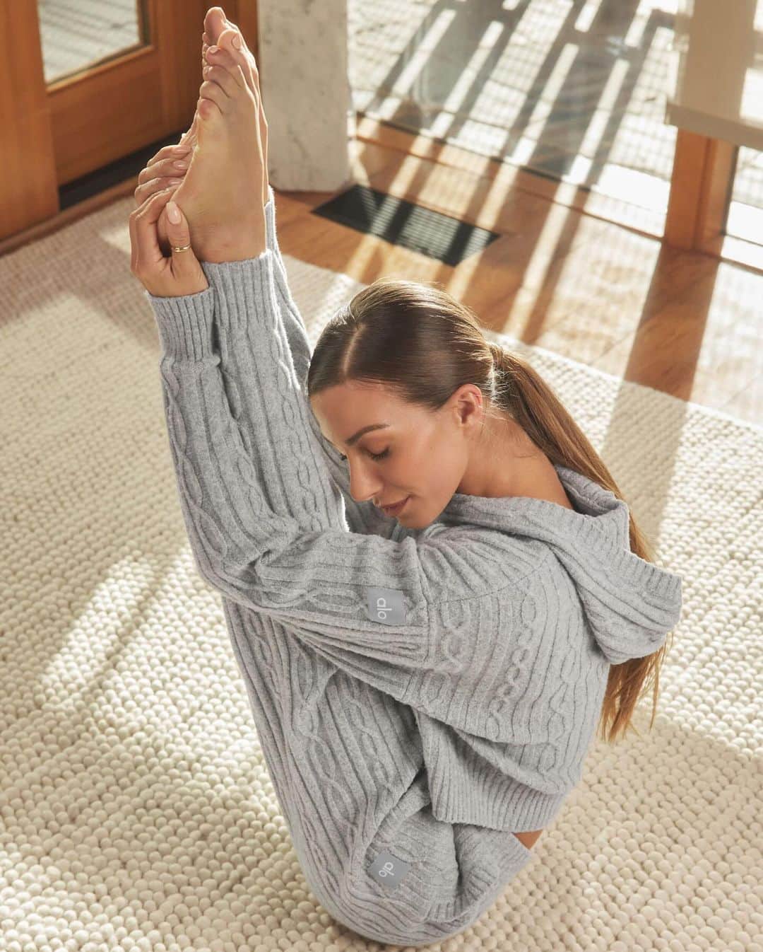 ALO Yogaさんのインスタグラム写真 - (ALO YogaInstagram)「If this isn’t the perfect set for your next yin practice - we don’t know what is ✨ Shop the cable knit capsule for all your coziest moments at the link in bio 🔗」11月4日 5時18分 - aloyoga