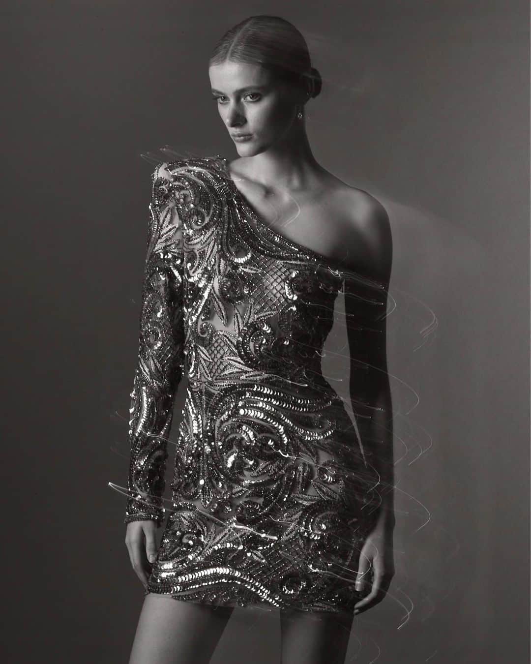 ナイーム カーンのインスタグラム：「Multidimensional tones of gold. Naeem Khan Spring 2024. “TO INDIA MY LOVE” #NKSpring2024」