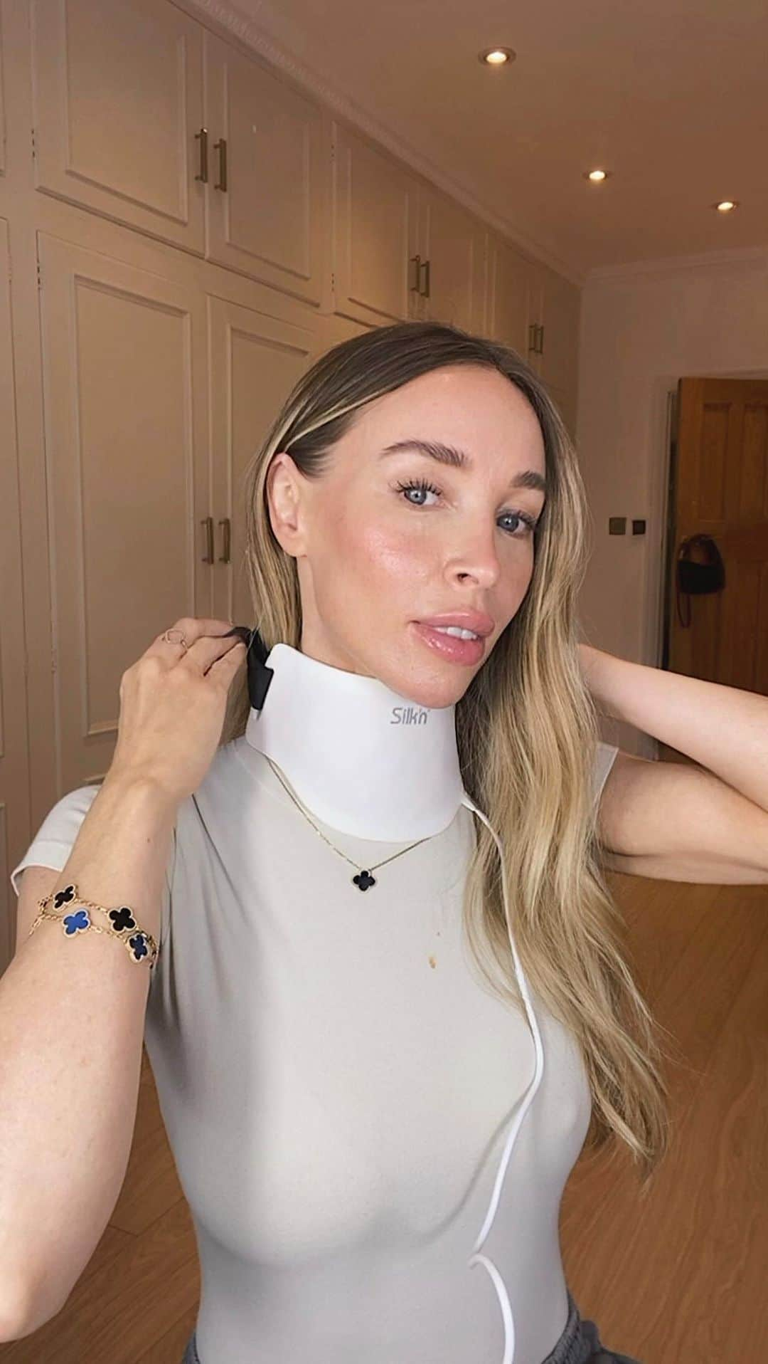 ローレン・ポープのインスタグラム：「MY TOP TIPS FOR KEEPING THE SKIN ON MY NECK AND HANDS IN TIP-TOP CONDITION 💫   ad| For most of us, these are the areas where we tend to notice signs of aging first, especially with our habits of being on our phones so much, which can lead to lines on our necks. In this post, I’ll share my routine with you…  I’m using the LED Hand and Neck mask from @silkn.eu, targeting these areas with some amazing benefits! The LED light therapy reduces fine lines and wrinkles, boosts collagen production, enhances skin texture, and tightens skin.  With over 1 million devices sold worldwide, we know we’re in good hands!  I am incredibly happy with the results so far and highly recommend it! Check out the link in my stories for more details!  I’ve added a link and a 25% code for you over on stories!!   #silkn #beautifuleveryday #ledhandandneck”」