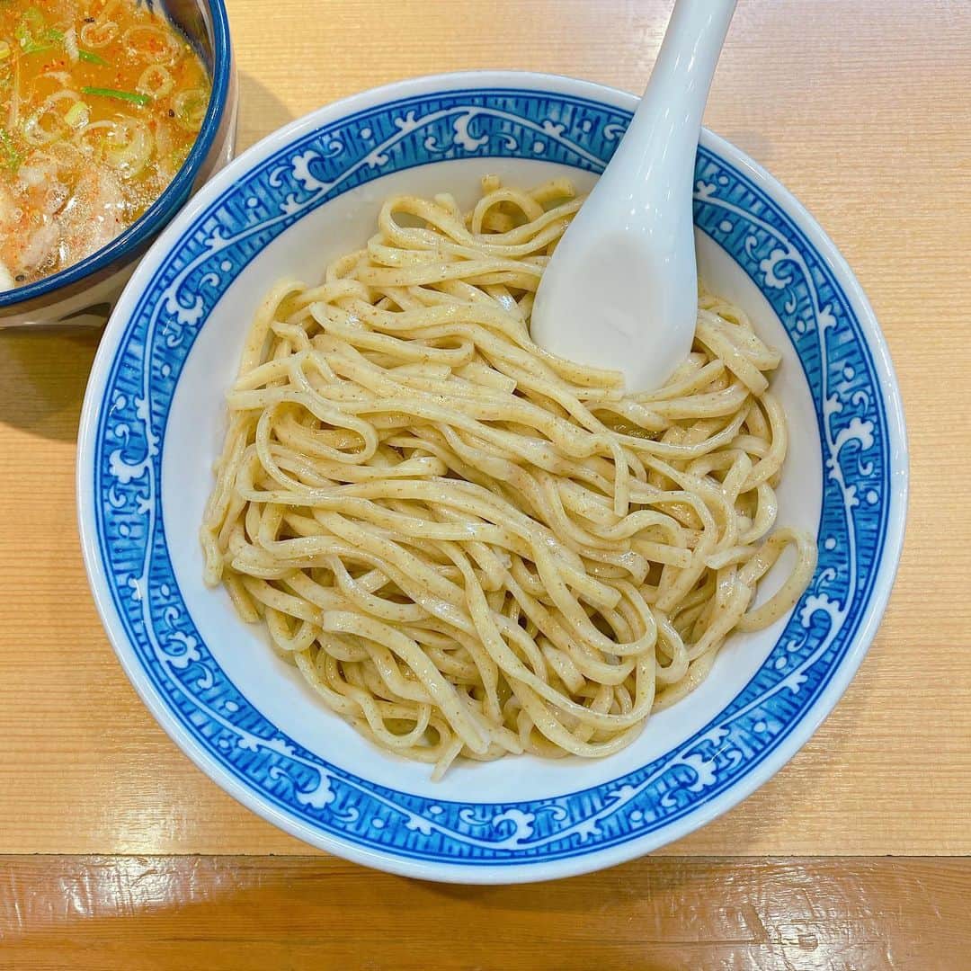 小峰みこさんのインスタグラム写真 - (小峰みこInstagram)「. 10月中の川崎乗ったときに食べた麺🍜 . らぁめん大山で大麺に挑戦! 最近お気に入りの鶏そば一文で昆布水つけ麺 大好きな青葉で初めての太麺 初めてのまくり家で煮卵トッピング 前乗りの夜も込みで通った青葉、11日の間に全部で5回🍜笑 . 川崎は駅に行くまでにお店がいっぱいあって楽しい😋 . #みこ麺活 . . . . . . #川崎ラーメン #川崎ラーメン食べ歩き #麺活女子 #らぁめん大山 #アトレ川崎 #рамэн #ราเม็ง #拉麵 #yummyramen #川崎駅 #つけ麺 #昆布水つけ麺 #中華そば青葉 #鶏そば一文 #まくり家 #вкуснятина #Lezat #tsukemen #二郎系インスパイア #家系ラーメン #限定太麺」11月4日 5時29分 - mico_19911201