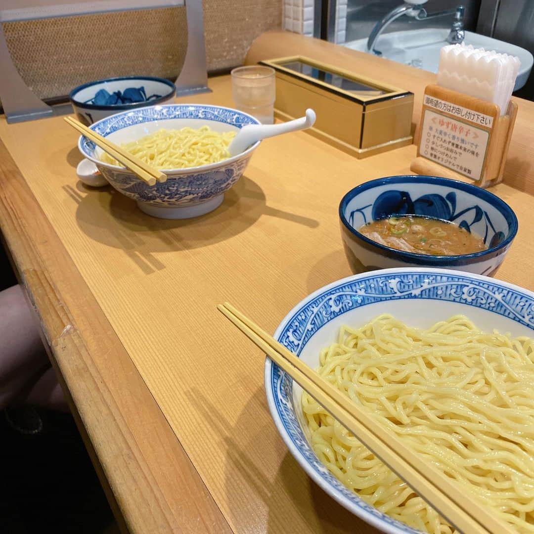 小峰みこさんのインスタグラム写真 - (小峰みこInstagram)「. 10月中の川崎乗ったときに食べた麺🍜 . らぁめん大山で大麺に挑戦! 最近お気に入りの鶏そば一文で昆布水つけ麺 大好きな青葉で初めての太麺 初めてのまくり家で煮卵トッピング 前乗りの夜も込みで通った青葉、11日の間に全部で5回🍜笑 . 川崎は駅に行くまでにお店がいっぱいあって楽しい😋 . #みこ麺活 . . . . . . #川崎ラーメン #川崎ラーメン食べ歩き #麺活女子 #らぁめん大山 #アトレ川崎 #рамэн #ราเม็ง #拉麵 #yummyramen #川崎駅 #つけ麺 #昆布水つけ麺 #中華そば青葉 #鶏そば一文 #まくり家 #вкуснятина #Lezat #tsukemen #二郎系インスパイア #家系ラーメン #限定太麺」11月4日 5時29分 - mico_19911201
