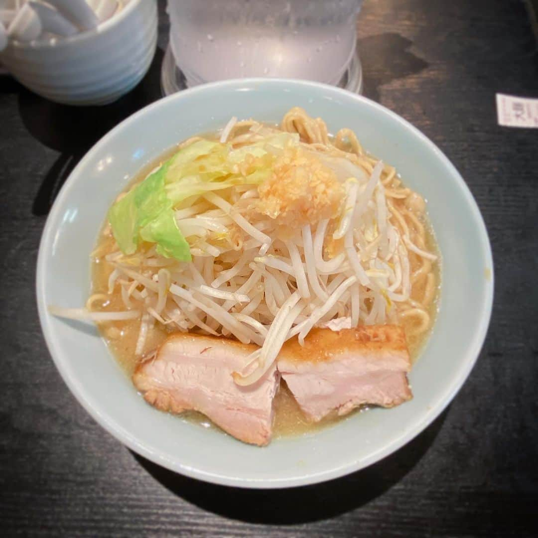 小峰みこさんのインスタグラム写真 - (小峰みこInstagram)「. 10月中の川崎乗ったときに食べた麺🍜 . らぁめん大山で大麺に挑戦! 最近お気に入りの鶏そば一文で昆布水つけ麺 大好きな青葉で初めての太麺 初めてのまくり家で煮卵トッピング 前乗りの夜も込みで通った青葉、11日の間に全部で5回🍜笑 . 川崎は駅に行くまでにお店がいっぱいあって楽しい😋 . #みこ麺活 . . . . . . #川崎ラーメン #川崎ラーメン食べ歩き #麺活女子 #らぁめん大山 #アトレ川崎 #рамэн #ราเม็ง #拉麵 #yummyramen #川崎駅 #つけ麺 #昆布水つけ麺 #中華そば青葉 #鶏そば一文 #まくり家 #вкуснятина #Lezat #tsukemen #二郎系インスパイア #家系ラーメン #限定太麺」11月4日 5時29分 - mico_19911201