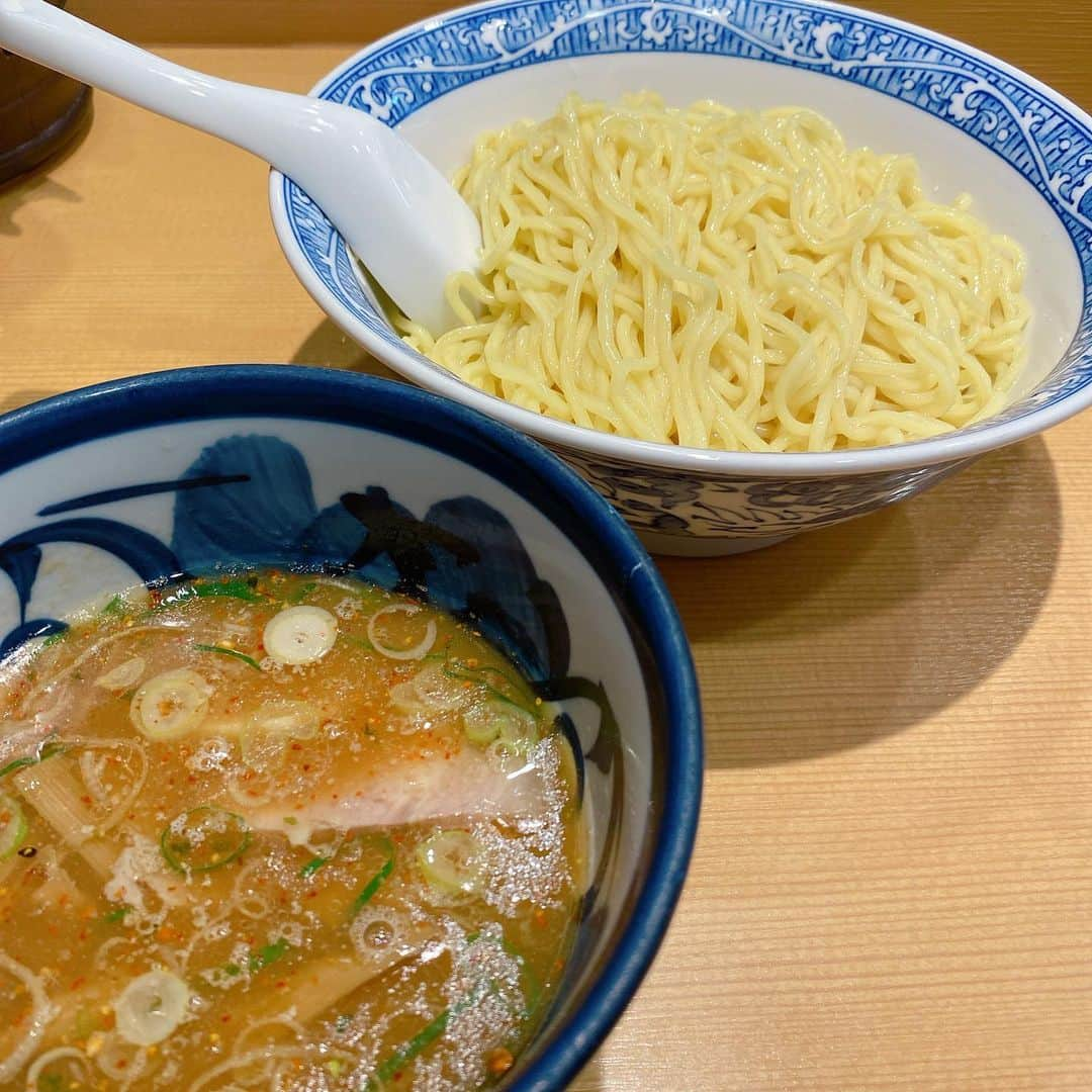 小峰みこさんのインスタグラム写真 - (小峰みこInstagram)「. 10月中の川崎乗ったときに食べた麺🍜 . らぁめん大山で大麺に挑戦! 最近お気に入りの鶏そば一文で昆布水つけ麺 大好きな青葉で初めての太麺 初めてのまくり家で煮卵トッピング 前乗りの夜も込みで通った青葉、11日の間に全部で5回🍜笑 . 川崎は駅に行くまでにお店がいっぱいあって楽しい😋 . #みこ麺活 . . . . . . #川崎ラーメン #川崎ラーメン食べ歩き #麺活女子 #らぁめん大山 #アトレ川崎 #рамэн #ราเม็ง #拉麵 #yummyramen #川崎駅 #つけ麺 #昆布水つけ麺 #中華そば青葉 #鶏そば一文 #まくり家 #вкуснятина #Lezat #tsukemen #二郎系インスパイア #家系ラーメン #限定太麺」11月4日 5時29分 - mico_19911201