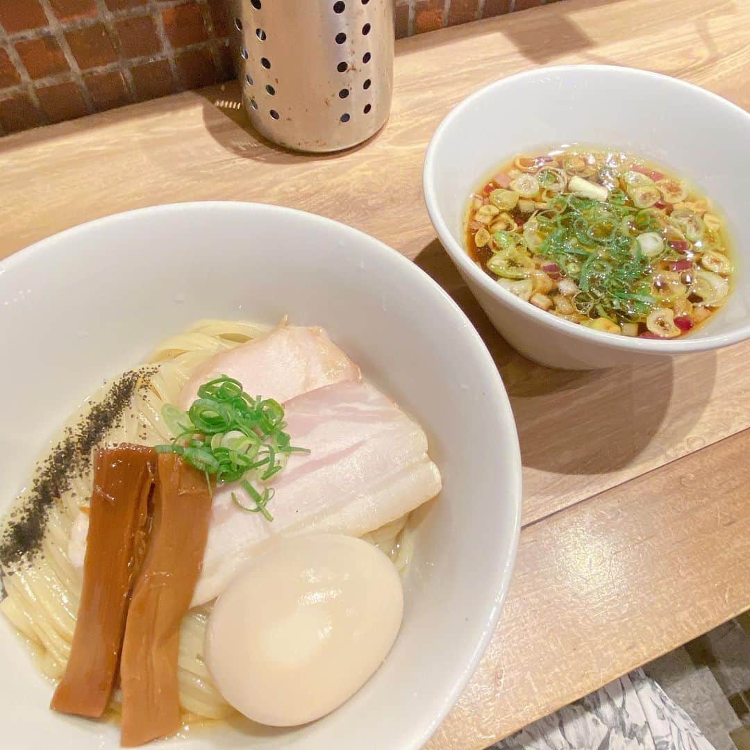 小峰みこさんのインスタグラム写真 - (小峰みこInstagram)「. 10月中の川崎乗ったときに食べた麺🍜 . らぁめん大山で大麺に挑戦! 最近お気に入りの鶏そば一文で昆布水つけ麺 大好きな青葉で初めての太麺 初めてのまくり家で煮卵トッピング 前乗りの夜も込みで通った青葉、11日の間に全部で5回🍜笑 . 川崎は駅に行くまでにお店がいっぱいあって楽しい😋 . #みこ麺活 . . . . . . #川崎ラーメン #川崎ラーメン食べ歩き #麺活女子 #らぁめん大山 #アトレ川崎 #рамэн #ราเม็ง #拉麵 #yummyramen #川崎駅 #つけ麺 #昆布水つけ麺 #中華そば青葉 #鶏そば一文 #まくり家 #вкуснятина #Lezat #tsukemen #二郎系インスパイア #家系ラーメン #限定太麺」11月4日 5時29分 - mico_19911201
