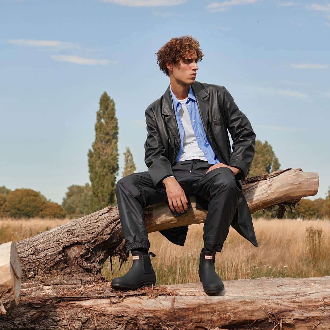 ハンターブーツのインスタグラム：「Get ahead of the change in season by finding the perfect silhouette to walk you through. Shop now on hunterboots.com」