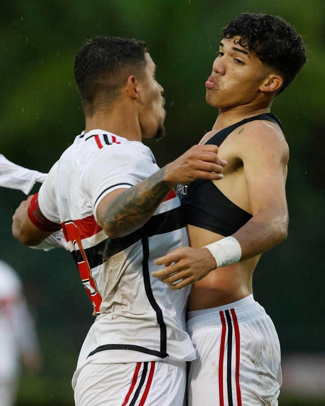 São Paulo FCさんのインスタグラム写真 - (São Paulo FCInstagram)「De virada, o Sub-20 venceu Ferroviária por 3 a 2, em Cotia, pelo jogo de ida das semifinais do Campeonato Paulista. William Gomes (2) e Talles Wander fizeram os gols do triunfo. A partida decisiva acontece na Fonte Luminosa, em Araraquara, na próxima sexta-feira (10), às 15h.  📸 Rubens Chiri/saopaulofc.net  #MadeInCotia #VamosSãoPaulo 🇾🇪」11月4日 5時51分 - saopaulofc