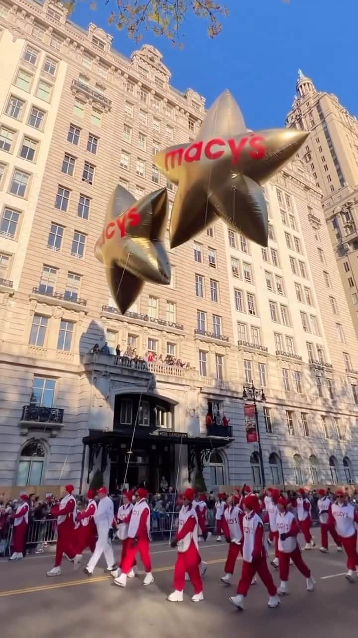 Visit The USAのインスタグラム：「Need a few massive and spectacular reasons to book a trip to New York City in November?👇   The Macy’s Thanksgiving Day Parade 🦃🎈 📆 November 23, 2023   Local Tip: Did you know the famous floats with balloons are called falloons?     🎥: @newyorkcitykopp     #VisitTheUSA #MacysThanksgivingDayParade #IloveNYC #MacysParade #YesNY」