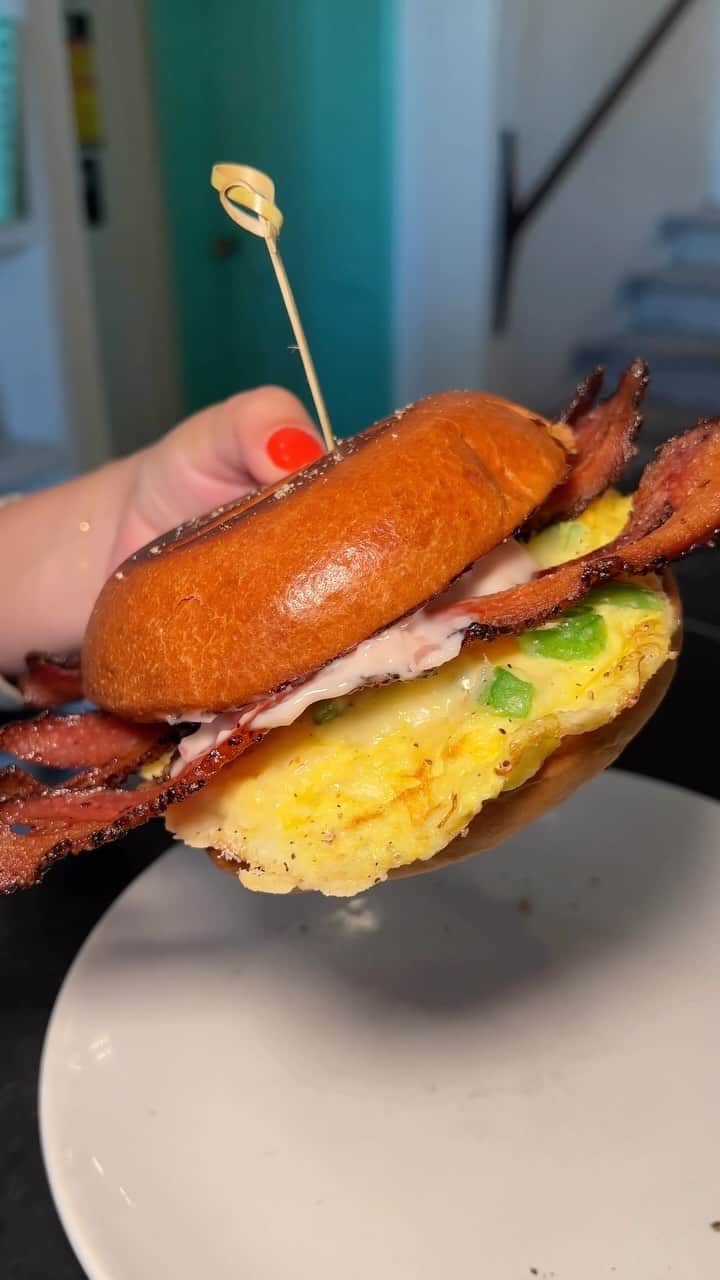 エッグショップのインスタグラム：「The flavor-packed PEPPER BOY SANDWICH - a spicy kick in every bite! 🍳🫑💥 #EGGSHOPNYC  📍151 Elizabeth Street (Nolita) 📍138 N 8th (Williamsburg)」