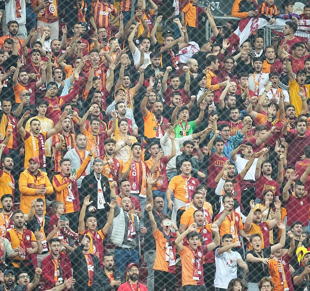ガラタサライSKさんのインスタグラム写真 - (ガラタサライSKInstagram)「🦁 İyi Geceler #Galatasaray Ailesi 🌃  #GSvKAS」11月4日 5時53分 - galatasaray