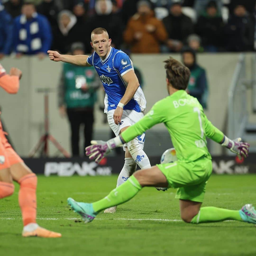 SVダルムシュタット98のインスタグラム：「Drückt weiter auf den Ausgleich, Männer! ✊🏻 Knapper Rückstand, gute 25 Minuten noch auf der Uhr ⏱️ #sv98 #Lilien #Darmstadt #Bundesliga #SVDBOC」