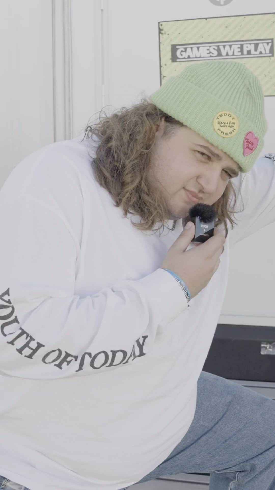 Fueled By Ramenのインスタグラム：「@gamesweplay was nice enough to be our official FBR correspondent at this year’s @whenwewereyoungfest 🖤 Follow Emmyn around as he interviews festival attendees on their FBR knowledge. Full video link in bio! 🤘🍜」