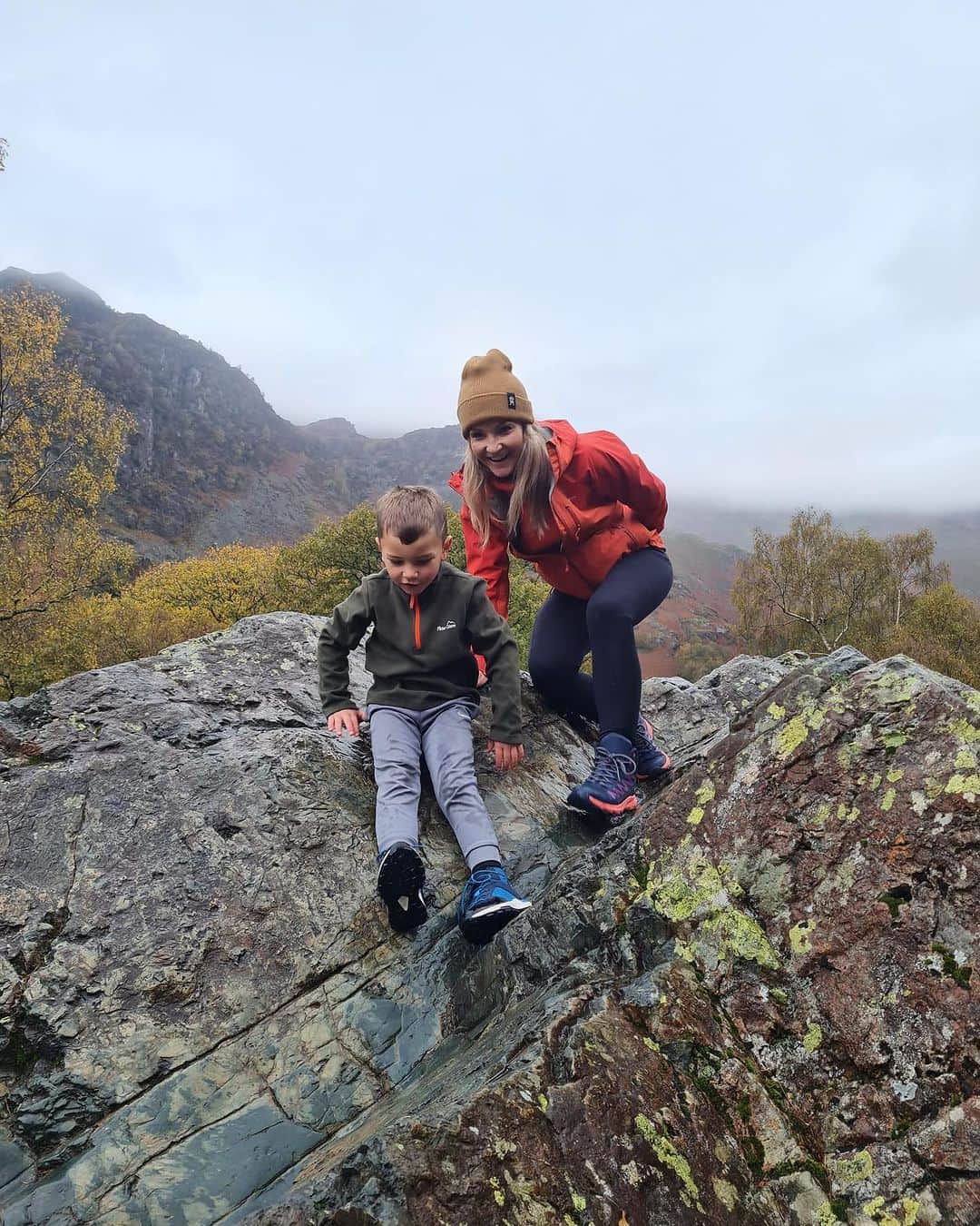 ヘレン・スケルトンのインスタグラム：「Can I have half term again pls…. Crazy time of year ….. grateful for the moments in between the madness 😂😂😍😍 #autumn #growingupfast❤️」