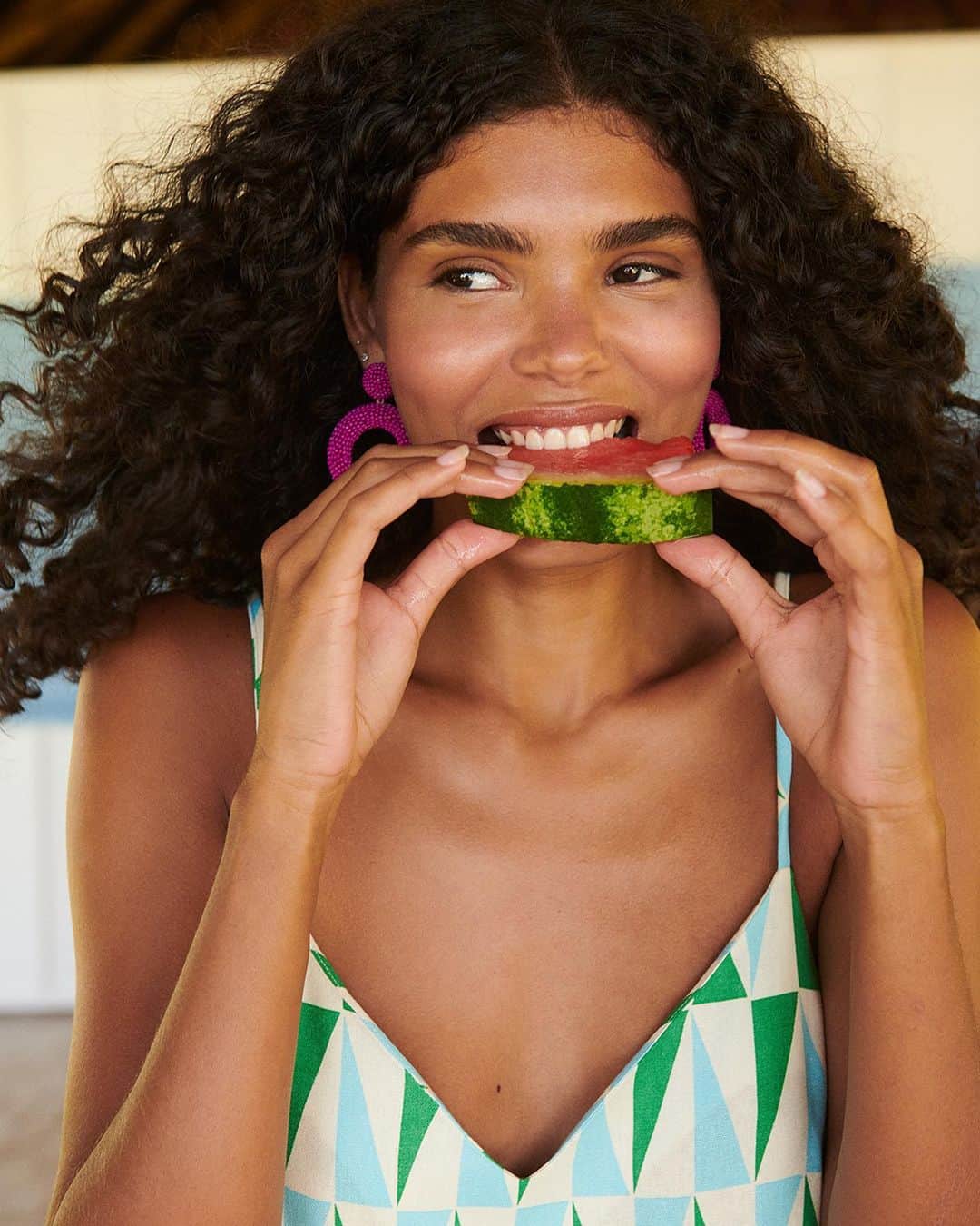 ロジャス・レナーのインスタグラム：「O seu novo look favorito é lindo e responsável. 💚 Esse vestido estampado verde, além de ser uma peça tendência da estação, é feito com matéria prima mais sustentável e com menor impacto ambiental. Passe para o lado e garanta já o seu clicando na imagem.   #Tendência #Vestidos #ModaFeminina #SomosRe #Verão24 #ModaResponsável   Vestido 834044755 | Brinco 848471635 | Sandália 877863216」