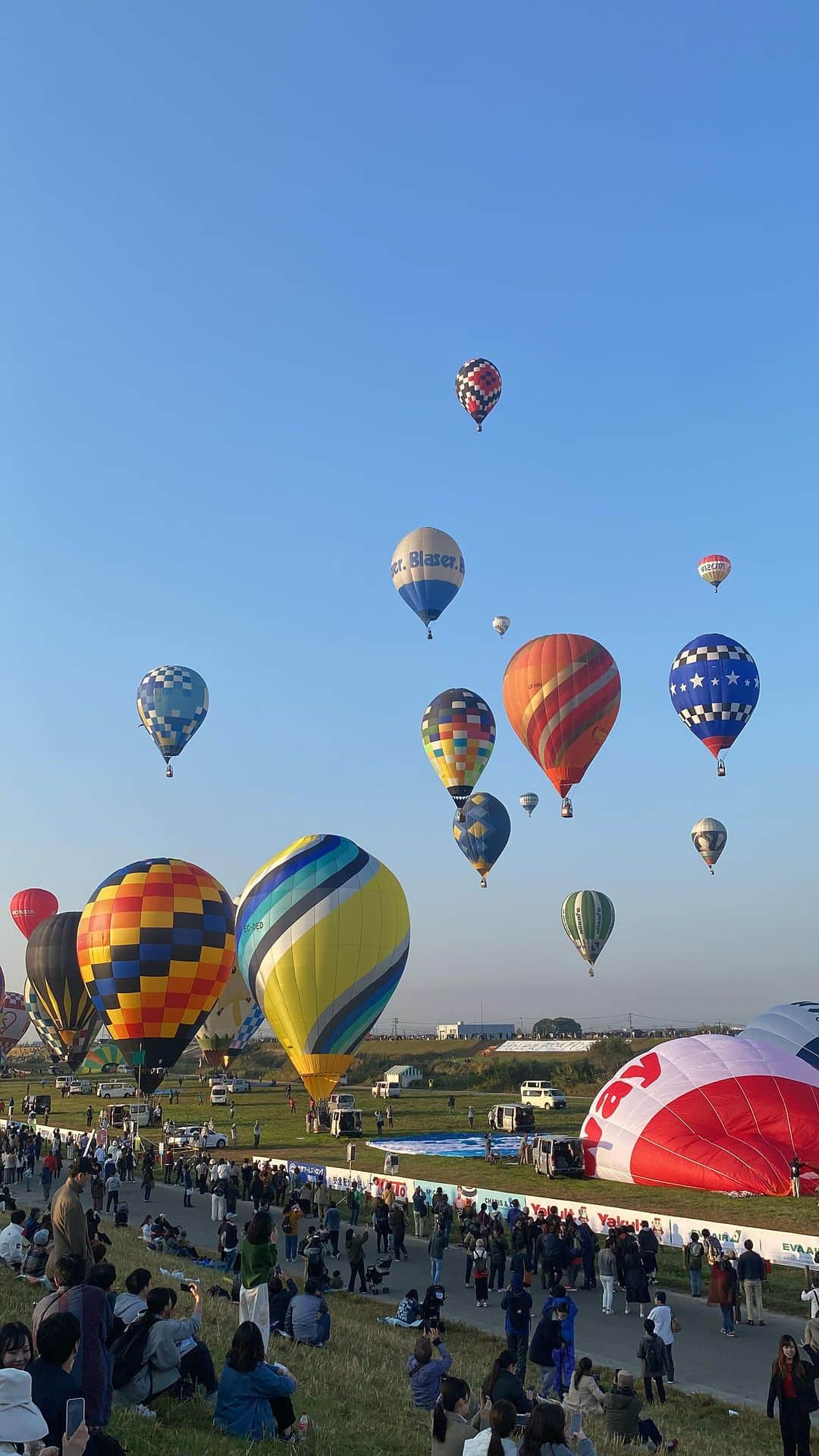 渡邊菜々のインスタグラム：「・  初めての佐賀バルーンフェスタ🎈  気球の一斉離陸は鳥肌。 感動しました。  早起きして朝日を見ながら待ってた時間もすきだな〜  あー楽しかった。来年も行きたい。🎈  #佐賀バルーンフェスタ#佐賀#福岡 #今回は撮影で#次回はゆっくりと行きたい #気球#乗ってみたいな〜 #instagram #instagood #instalike #ootd #fukuoka #좋아요그램 #좋아요반사 #좋아요테러 #좋반 #오오티디룩 #福岡#いいね返し #단발머리 #미용실 #데일리룩 #머리스타그램 #좋아요폭탄 #팔로우미 #셀카 #셀끼꾼#99년#リール動画」