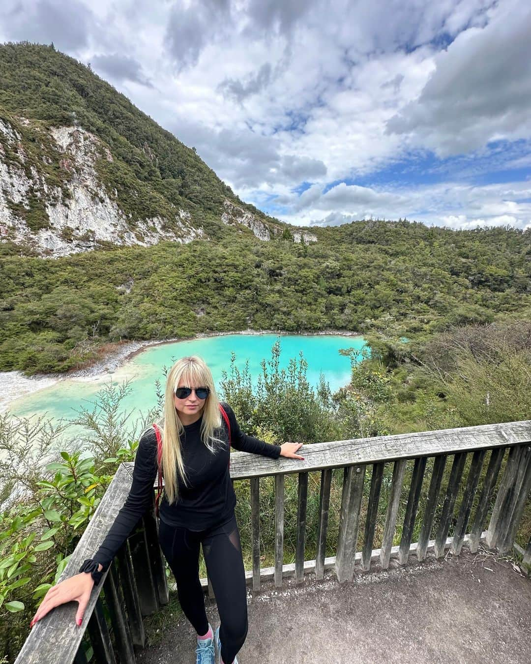 ジェネビーブ・モートンのインスタグラム：「How amazing is this?!?! Here is some info from newzealand.com “Rainbow Mountain’s Maori name is Maungakakaramea, meaning ‘mountain of coloured earth’. The mountain top is an unusual rounded knob, known as Tihi-o-Rua - ‘the owl’s perch’.  Although it has a very volcanic past, Rainbow Mountain has cooled over recent years, allowing the native vegetation to slowly begin regenerating. Some plant species found on the mountain are very rare and grow only in geothermal areas. An information panel highlights special features of the vegetation at the start of two fascinating walking tracks.  The Crater Lakes Walk offers great views of two volcanic craters set against a backdrop of bare brown, orange and red steaming cliffs. The Summit Track leads you up through regenerating native vegetation and past steaming rainbow-coloured rocks. The climb to the summit is rewarded with magnificent 360-degree views of the surrounding Rotorua lakes, forests and mountains. You can also see south to distant Lake Taupo and the towering volcanic peaks of Tongariro National Park.”」