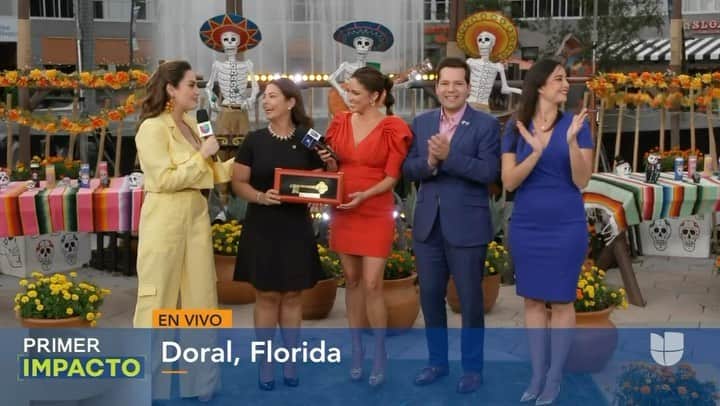 Primer Impactoのインスタグラム：「🗝️ ¡Gracias! Así fue el momento en que Primer Impacto recibió “La llave de la ciudad del Doral” en Florida por sus 30 años de historia. #3DécadasdeImpacto   #Doral #Florida #PrimerImpacto」
