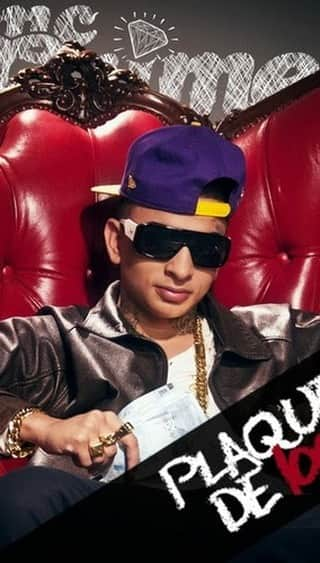 MC Guimêのインスタグラム：「Um som com quase 12 anos de vida e ainda hj qnd canta geral no lebai grita… 🗣💸  Satisfa!!! 🤑 #plaquede100  - Duvido vcs conseguirem escrever nos comentários “PLAQUE DE 100” na sequência letra a letra sem interrupção, uma letra / número por comentário. Bora?!」