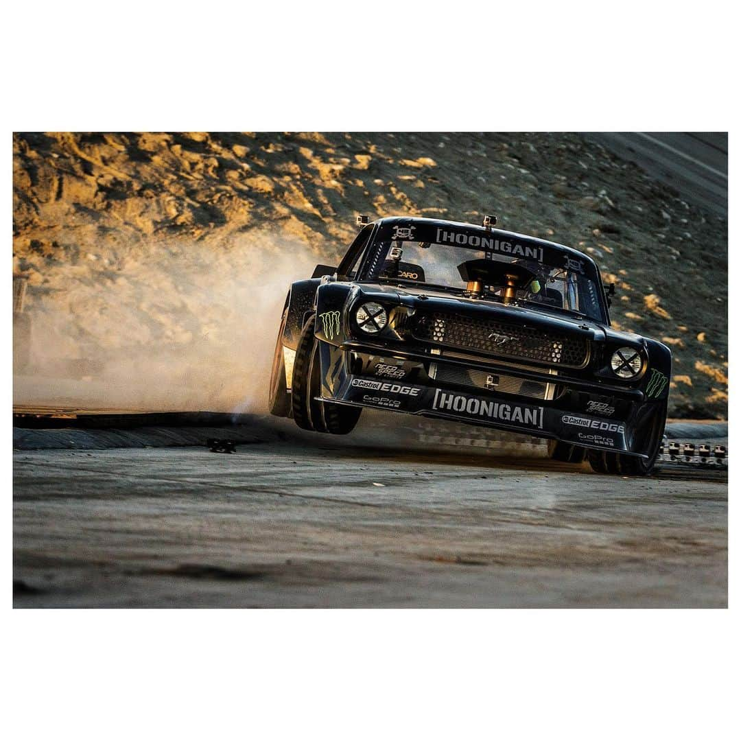 ケン・ブロックさんのインスタグラム写真 - (ケン・ブロックInstagram)「Never before seen photos of @kblock43 whipping the #HOONICORN around #LA during the filming of #gymkhana7.  I had all the “bangers” as Ken referred to them as archived like the Randy’s Donut photo, but I hadn’t looked back through all the photographs since we shot everything in 2014. There were so many amazing moments during our 5 long days of filming. I especially like the way Ken is leaning in the second photo trying to get the car back on all four wheels.  #KB43VER. ❤️」11月4日 6時50分 - kblock43