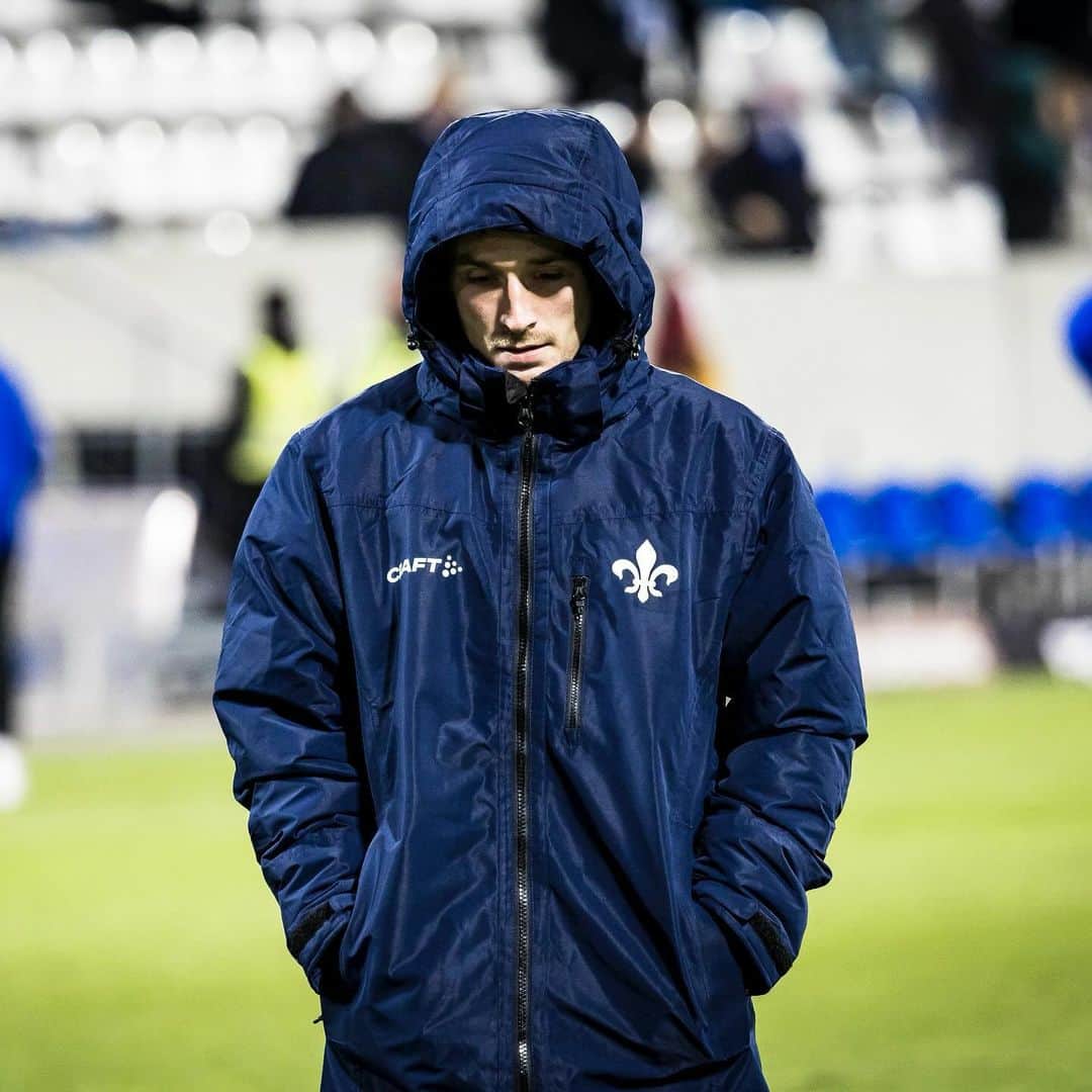 SVダルムシュタット98のインスタグラム：「Haben wir uns heute natürlich anders vorgestellt. Mood nach diesem Freitagabend… 😕⚜️ #sv98 #Lilien #Darmstadt #Bundesliga #SVDBOC」