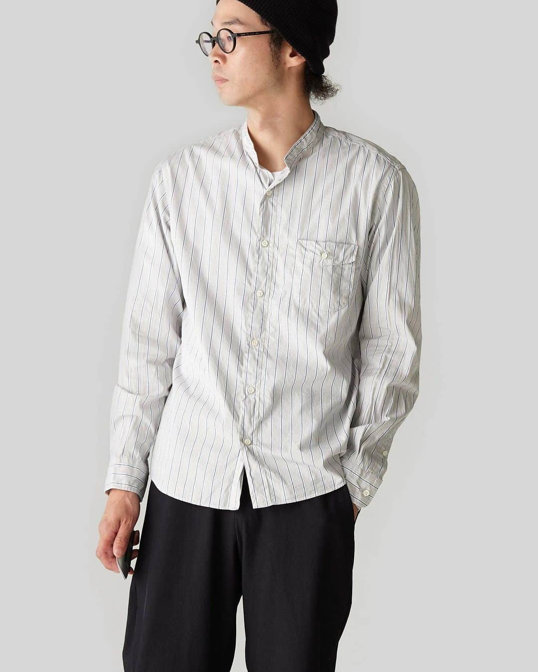 ヒラハルさんのインスタグラム写真 - (ヒラハルInstagram)「白シャツ。それは服の中でも特に汎用性が高く、白シャツさえ着ていれば大抵の問題（おしゃれ・清潔・好印象）はクリアできてしまう。とにかくすごい服なのだ。  加えて、「白シャツはこれ」と決めて、ダメになったら買うを永遠に繰り返すことができればもう2度とシャツを選ばなくて良いのではないか？ と、永遠に着続けられる白シャツ（通称、“永遠白シャツ”。）をわざわざ代表平田が探していた2010年頃、出会ったのがclassico @classico_life だった。メールオーダーをきっかけにゆるりと付き合いが始まった。  東京・谷中にあるセレクトショップclassico（クラシコ）。オーナーの高橋隆さんが自ら使い心地を試して並べた品々は、信頼できるものばかり。とりわけ衣服は流行に左右されない普遍的なデザインのものを主にセレクトしていて、classicoで買い足していった服はどれも飽きることなく長く着られるのが嬉しい。  それから代表平田がclassicoを訪ねたり、高橋さんがわざわざを訪ねてくださったりと交流を重ね、わざわざではclassicoのシャツの取り扱いが始まった。  学生時代からシャツを愛してやまなかった高橋さん。だがクラシカルな着丈の長いシャツはなかなか自身の身長に合わず、しっくり来るものを長年探し続けてきたそう。  h.b b.dシャツは、高橋さんの積年の思いを結集させて作ったシャツだ。ちょうどよく感じる着丈、幅、襟の高さと、高橋さんが好きな様々なシャツの要素を組み合わせて作られていて、出来上がったものは普通の中の普通を極めたシャツとなった。  日本人の体型に合わせた、程よくゆったり、程よく短めなシルエット。シンプルだけど、どこかお洒落で格好よく見えるのは、細部にまでこだわり抜かれたデザインだからこそ。脇や袖の内側の縫い代は伏せられた仕立てで、肌に触れる部分にも優しい着心地の良さ。信頼のおける東東京の小さなシャツ工場にお願いし、一枚一枚丁寧に作られている。  年齢問わず、ユニセックスで愛用可。着心地が良くて合わせやすいから、気が付くと毎日手に取ってしまうのだ。  ーーー読み物「本物だけがここにある。」より  ＊  classicoのh.bシャツがいくつかオンラインストアに再入荷しました。『h.b b.d.シャツ』はボタンダウン、『h.bシャツ』はスタンドカラーという襟のデザインの違いがあり、基本的にシルエットやサイズ感が共通の仕様となっています。  無地、ストライプ、チェックと様々な生地のシャツがあり、どれも定番として長く活躍してくれます。普通の中の普通を極めたシャツ、ぜひ手に取っていただきたいです。  @wazawazapan 🤞お買い物はプロフィールリンクより 『わざわざオンラインストア https://waza2.com/』をタップ  ・・・・・・・・・・・・・・・ #パンと日用品の店わざわざ #わざわざ #wazawaza #classico #クラシコ #hbshirts #hbbdshirts」11月4日 7時00分 - wazawazapan