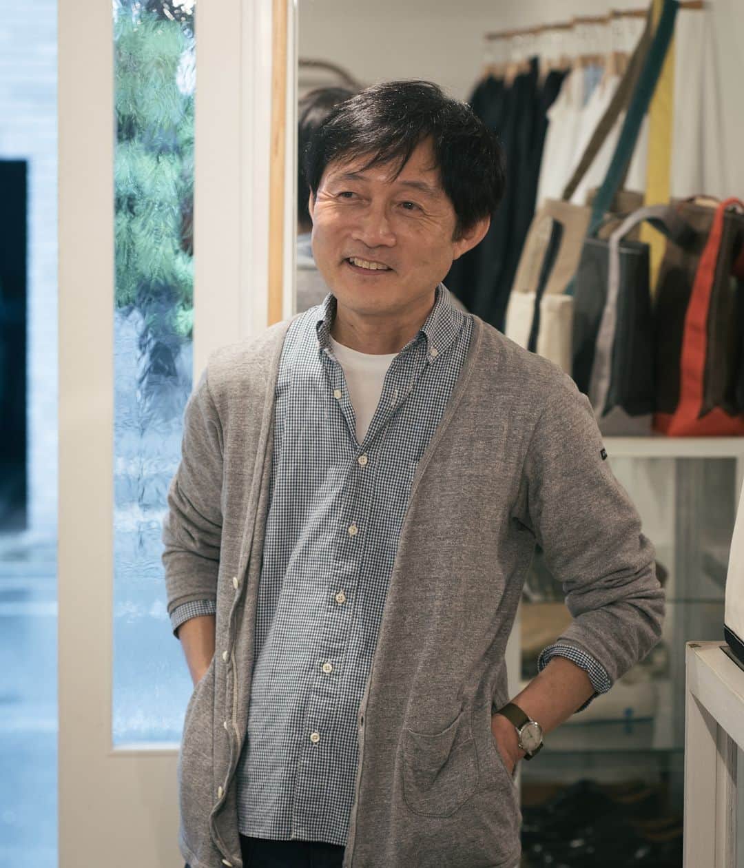 のインスタグラム：「白シャツ。それは服の中でも特に汎用性が高く、白シャツさえ着ていれば大抵の問題（おしゃれ・清潔・好印象）はクリアできてしまう。とにかくすごい服なのだ。  加えて、「白シャツはこれ」と決めて、ダメになったら買うを永遠に繰り返すことができればもう2度とシャツを選ばなくて良いのではないか？ と、永遠に着続けられる白シャツ（通称、“永遠白シャツ”。）をわざわざ代表平田が探していた2010年頃、出会ったのがclassico @classico_life だった。メールオーダーをきっかけにゆるりと付き合いが始まった。  東京・谷中にあるセレクトショップclassico（クラシコ）。オーナーの高橋隆さんが自ら使い心地を試して並べた品々は、信頼できるものばかり。とりわけ衣服は流行に左右されない普遍的なデザインのものを主にセレクトしていて、classicoで買い足していった服はどれも飽きることなく長く着られるのが嬉しい。  それから代表平田がclassicoを訪ねたり、高橋さんがわざわざを訪ねてくださったりと交流を重ね、わざわざではclassicoのシャツの取り扱いが始まった。  学生時代からシャツを愛してやまなかった高橋さん。だがクラシカルな着丈の長いシャツはなかなか自身の身長に合わず、しっくり来るものを長年探し続けてきたそう。  h.b b.dシャツは、高橋さんの積年の思いを結集させて作ったシャツだ。ちょうどよく感じる着丈、幅、襟の高さと、高橋さんが好きな様々なシャツの要素を組み合わせて作られていて、出来上がったものは普通の中の普通を極めたシャツとなった。  日本人の体型に合わせた、程よくゆったり、程よく短めなシルエット。シンプルだけど、どこかお洒落で格好よく見えるのは、細部にまでこだわり抜かれたデザインだからこそ。脇や袖の内側の縫い代は伏せられた仕立てで、肌に触れる部分にも優しい着心地の良さ。信頼のおける東東京の小さなシャツ工場にお願いし、一枚一枚丁寧に作られている。  年齢問わず、ユニセックスで愛用可。着心地が良くて合わせやすいから、気が付くと毎日手に取ってしまうのだ。  ーーー読み物「本物だけがここにある。」より  ＊  classicoのh.bシャツがいくつかオンラインストアに再入荷しました。『h.b b.d.シャツ』はボタンダウン、『h.bシャツ』はスタンドカラーという襟のデザインの違いがあり、基本的にシルエットやサイズ感が共通の仕様となっています。  無地、ストライプ、チェックと様々な生地のシャツがあり、どれも定番として長く活躍してくれます。普通の中の普通を極めたシャツ、ぜひ手に取っていただきたいです。  @wazawazapan 🤞お買い物はプロフィールリンクより 『わざわざオンラインストア https://waza2.com/』をタップ  ・・・・・・・・・・・・・・・ #パンと日用品の店わざわざ #わざわざ #wazawaza #classico #クラシコ #hbshirts #hbbdshirts」