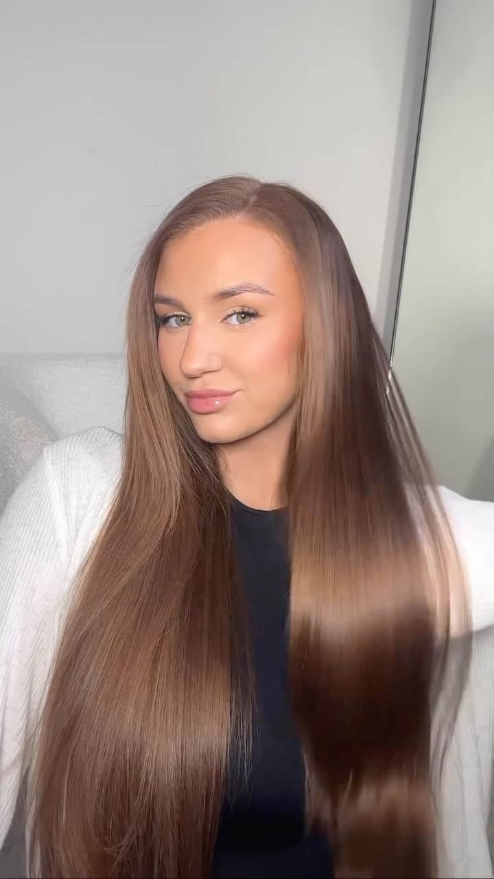 のインスタグラム：「Blown. away. ☁️🧖🏽‍♀️ I literally went from wet hair to sleek & straight in 35 mins - record timing for me with the amount of hair I have🤣! I used the @ghdhair Duet 2 in 1 Hot Air Styler and I’m officially a fan! There’s a couple of tips I would recommend though!  • Get right to the root, as close as you can to make sure your roots are fully dry! your sectioning is key!  • Work slow - you can go over sections as many times as you like but working a bit slower I found most effective!  • Use heat protection! The @ghdhair sleek talker is a lovely product to pair with (it smells incredible as well!) but definitely make sure you’re using lots of heat protection!  • Make use of the ‘Shine Shot’ this is where the hot air option turns off and the device turns into a straightener (only do this on fully dry hair) it really finishes off the look!  No damage to my hair whatsoever, easy to use, no frazzling/crispy noises - just sleek shiny hair!  @rebeccapelmakeup」