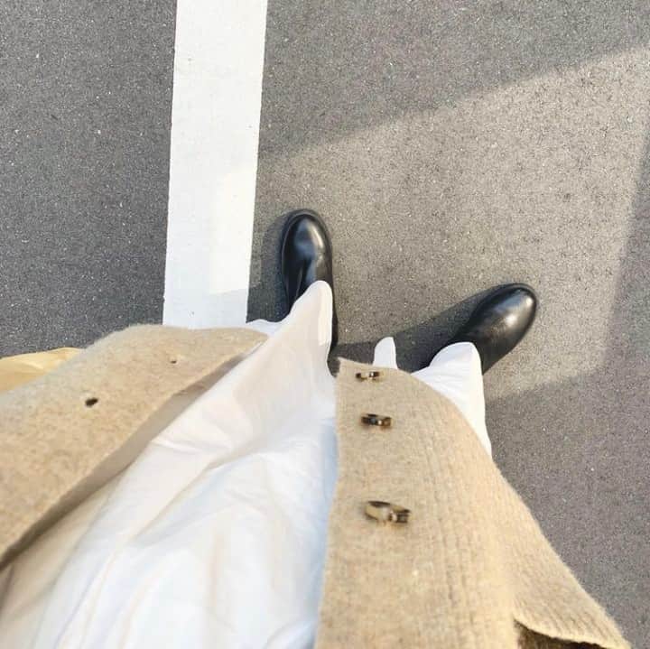 北欧、暮らしの道具店さんのインスタグラム写真 - (北欧、暮らしの道具店Instagram)「店長佐藤のアカウント（@tomokosato_hokuohkurashi）からお届けしている一コマ。先週の様子をお届けします🌿 . - - - - - - - - - - - - ■ 店長佐藤：  「「白」を着る。  色々なところで話したり書いたりしているけれど、 わたしは昔から「黒」の服がすごく好きです。  黒のブラウス、黒のTシャツ、黒のズボン、 黒のワンピース、黒の丸首のニット•••  今も黒が変わらずに大好きだけれど、 今年ある出会いときっかけがあって、 ものすごーく「白」を着たいと思うようになりました。  自分のなかで白が、黒を好きな気持ちや理由とも違う また別のなにかの気持ちと理由で、 どんどん好きになっていってます。  キナリやアイボリーはもともと好きで ボトムスやサロペット、ニットも持っていたんですが、 ここへ来て「着たい！」となっているのは 所謂「真っ白」な服。  この秋冬は真っ白なワンピースや スカートにチャレンジ中☺️ 会社でも「佐藤さん、真っ白、珍しい」と スタッフから声をかけてもらったり。  自分のささやかな気持ちの向く先の 変化をキャッチして、なんとなく 「このあたりまで」としていたコンフォートゾーンを、 じりじりじわじわ、縦に横に、 まあるくまあるく広げていきたいなと思います。  10年後くらいには、真っ白な服を着て、 真っ赤な口紅をつけられていたらいいな:lipstick:」  - - - - - - - - - - - 店長佐藤のアカウントでは、愛用品や 自宅インテリア、日々の暮らしを更新中！ ぜひフォローしてご覧になってみてくださいね。 ➔@tomokosato_hokuohkurashi . #北欧暮らしの道具店#チャポンと行こう#シンプル#シンプルライフ#シンプルデザイン#暮らしを楽しむ#日々の暮らし#北欧#暮らし#北欧暮らしの道具店」11月4日 7時00分 - hokuoh_kurashi