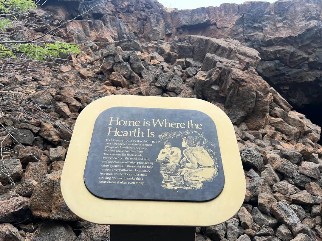 長谷川朋美さんのインスタグラム写真 - (長谷川朋美Instagram)「オーラの洞窟✨ ハワイ島で今回私たちが滞在したマウナ・ラニは、なんと世界三大パワースポットと呼ばれるうちの一つで、その上に建つホテルに宿泊していました。 @maunalaniauberge   敷地がとても広く （ゴルフ場やテニスコートもありました） 敷地全体がパワースポット化しているのですが、  中でも#フィッシュポンド と言われる いくつもの池だったり  （その中でもシークレットポンドと呼ばれる 一番のパワースポットにも行きました）  オーラが見える言われる #オーラの洞窟 にも行ってきましたよ🌈  少し曇っていたので オーラの色は出ませんでしたが めちゃくちゃ神秘的な場所でした🥺  4枚目の動画は神秘的なMovie 5枚目の動画は撮影の裏側🤣※音ありでw  敷地内をお散歩するだけでハイキングでしたよ。  ハワイ島は不思議なパワーがある島ですよね。  本当に大好き❤️  #maunalani #マウナラニ #ハワイ島 #Hawaii #bigisland」11月4日 7時06分 - hasegawa.elena.tomomi