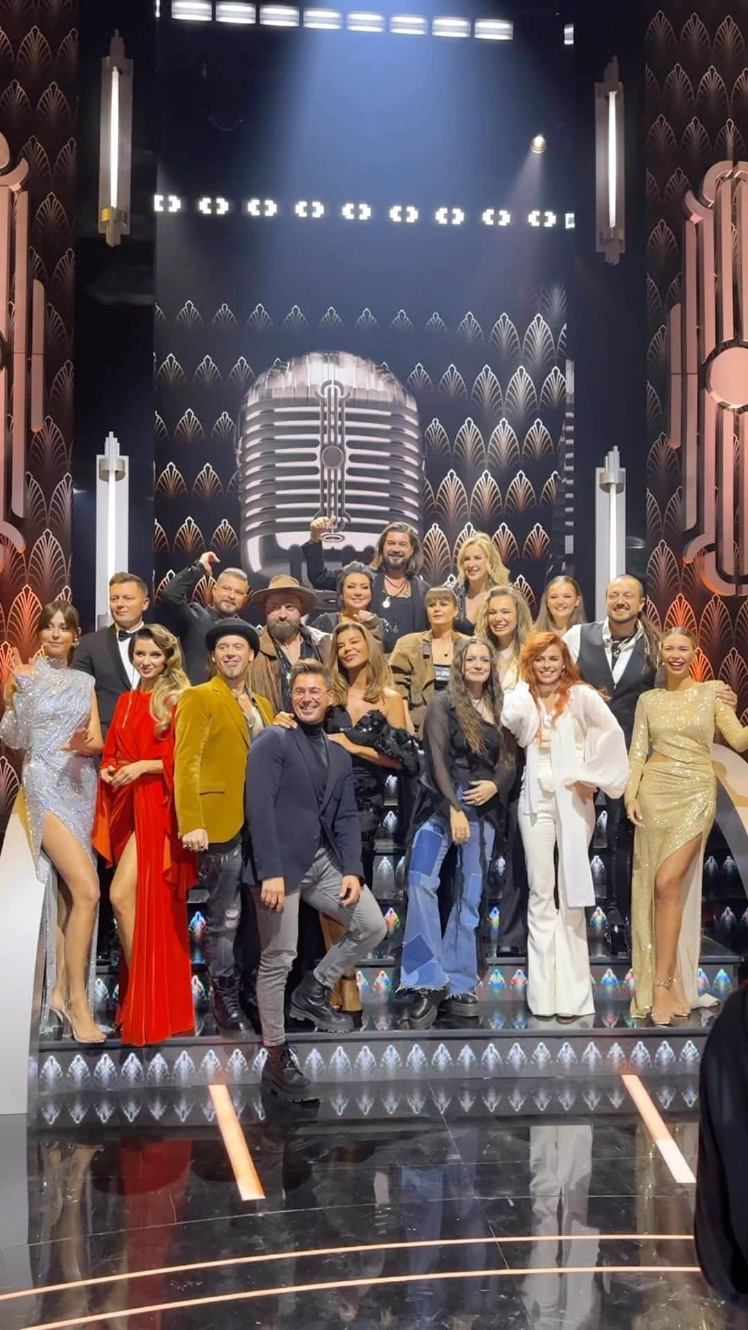 SANDRA KUBICKAのインスタグラム：「Klasa Rytmów Dwójki 2023 zakończyła sezon ze złotą płytą! 📀😃 Dziękuję Wam za cudowną przygodę i przyjęcie mnie - świeżaka z otwartymi ramionami! 🫶🏻  Ogromne podziękowania dla @badzmyrazem.tvp & @rochstar.tv za możliwość i zaufanie. 💛 Zapamiętam to na zawsze!」