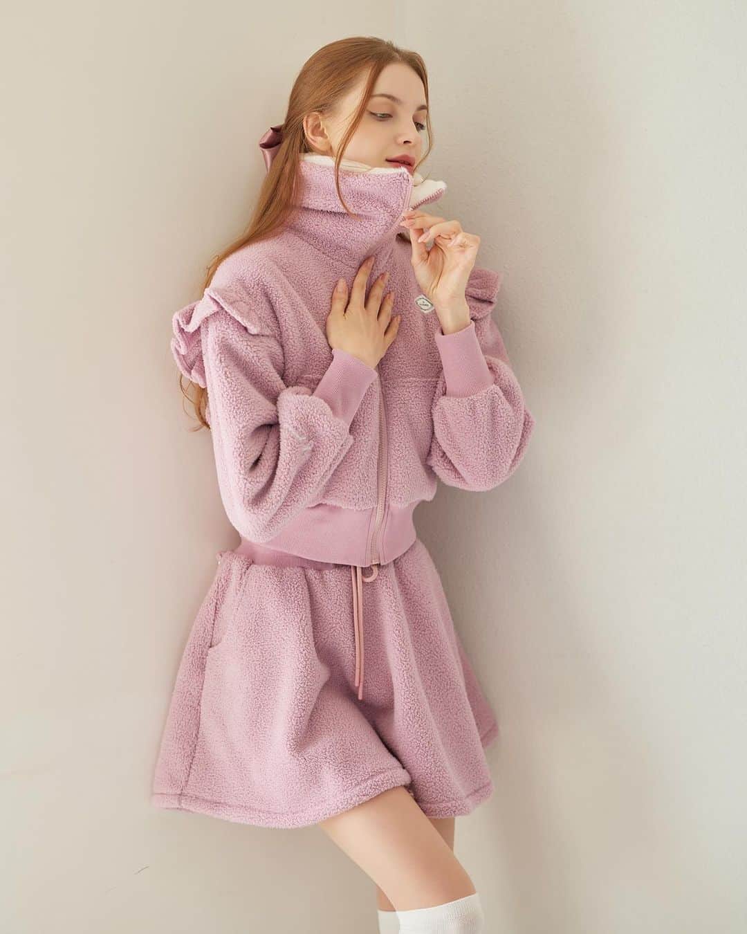 のインスタグラム：「. Winter collection 2023☃️❄️  Fleece Frill zip-up set  ¥42,900（in tax）  Free Size  暖かくて可愛いアウターセットアップが新登場💕  襟に入ったファー生地と防風の裏地が暖かさを演出し 生地の重量も軽量化しています。  軽やかでありながら、 暖かいセットアップなので寒い冬ラウンドも 快適にお過ごしいただけます。  🇯🇵 https://www.j-jane.jp/  ⋱⋰ ⋱⋰ ⋱⋰ ⋱⋰ ⋱⋰ ⋱⋰ ⋱⋰  #韓国ゴルフウェア#ゴルフウェア#ゴルフウェアレディース #可愛いゴルフウェア#j_jane#ゴルフウェアセレクトショップ #人気ゴルフウェア #ゴルフ女子#ゴルフ女子コーデ」