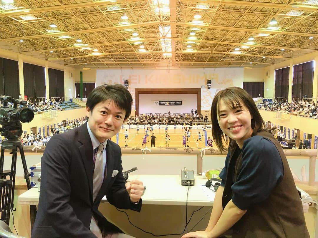 迫田さおりのインスタグラム：「・ 今日は鹿児島県初Vリーグチーム フラーゴラッド鹿児島vs千葉ZELVA のV3開幕戦を解説させていただきました‼︎ ・ 鹿児島にVリーグチームなんて嬉しいですね‼︎ しかも、開幕戦勝利💪🏻✨ 会場には約800人の方々が応援に来てたとか‼︎ すごい盛り上がりでした🙌 ・ 実況はいつもお世話になっている上片平アナウンサーでした。 ありがとうございました😊 ・ ・ #鹿児島 #フラーゴラッド鹿児島 #バレーボール #上片平健 アナウンサー」