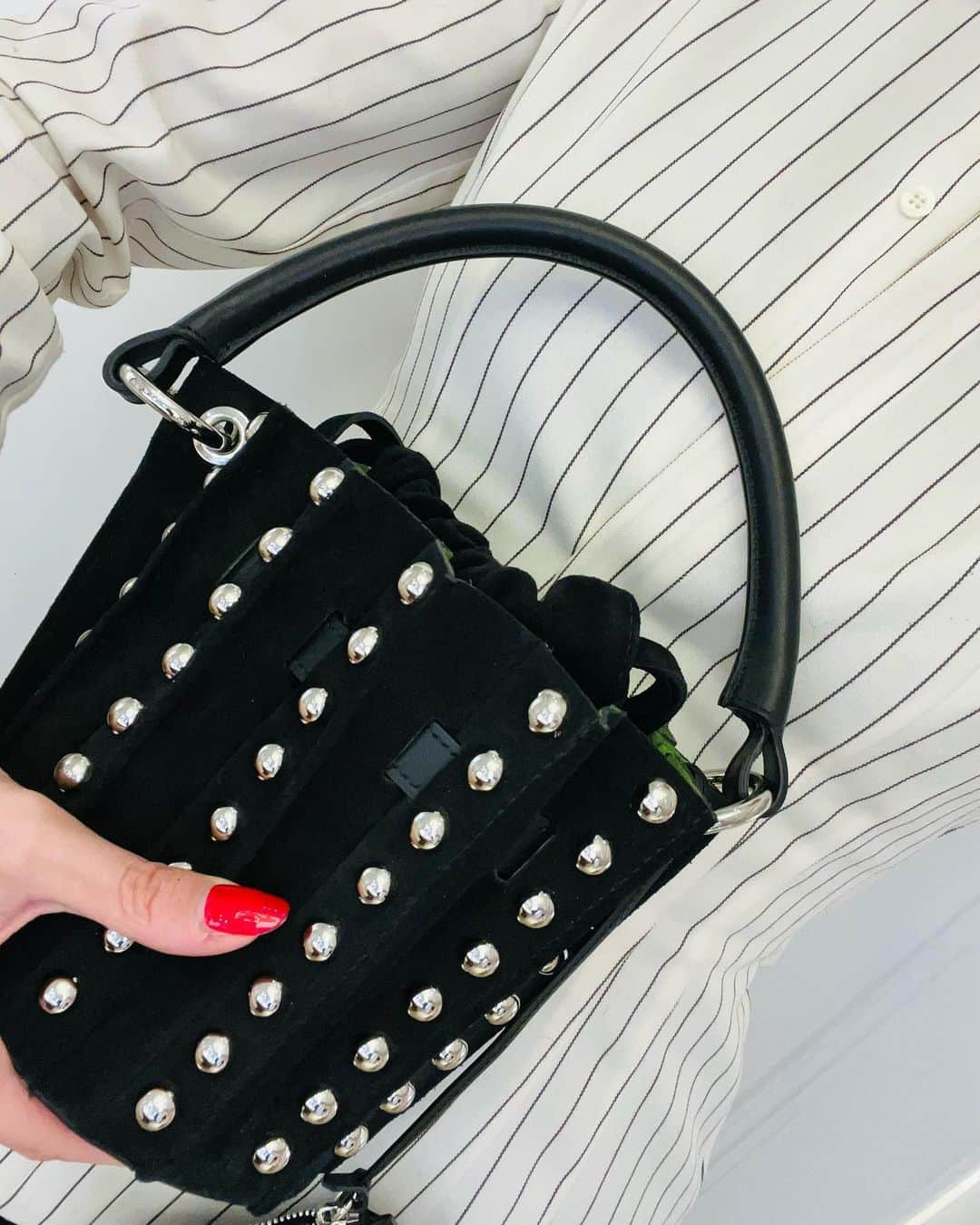 サラバターリアさんのインスタグラム写真 - (サラバターリアInstagram)「Plissè Bucket bag   Introducing the Plissè Small Bucket Bag: Your companion that carries not just your essentials, but also the secrets of a woman who's both strong and romantic. It's more than a bag; it's an embodiment of feminine strength and elegance. #SaraBattaglia」11月4日 18時05分 - sarabattaglia