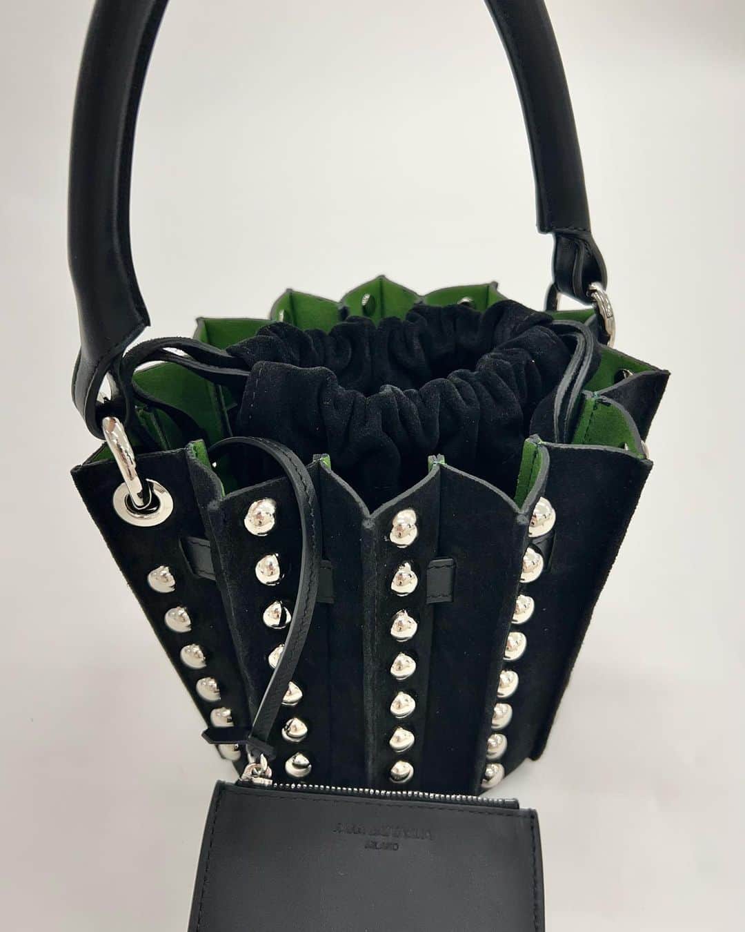 サラバターリアさんのインスタグラム写真 - (サラバターリアInstagram)「Plissè Bucket bag   Introducing the Plissè Small Bucket Bag: Your companion that carries not just your essentials, but also the secrets of a woman who's both strong and romantic. It's more than a bag; it's an embodiment of feminine strength and elegance. #SaraBattaglia」11月4日 18時05分 - sarabattaglia