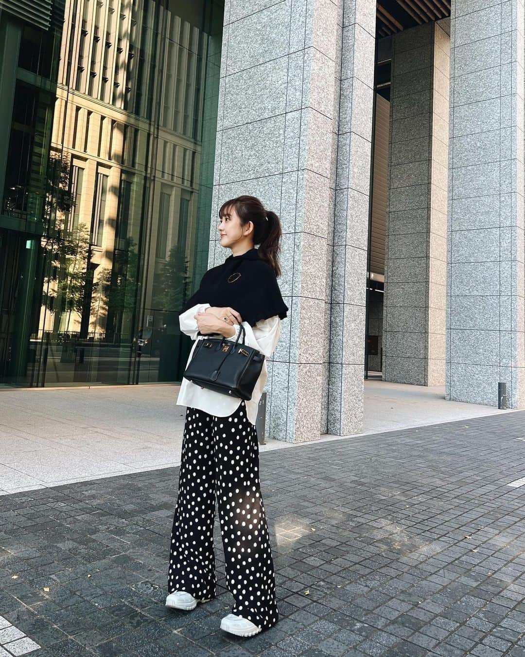 菊地亜美さんのインスタグラム写真 - (菊地亜美Instagram)「. 昨日の仕事終わりに☺︎ 11月なのに夏日だったので、ニットでもコートでもないポンチョ🖤 今年本当に暖かい日が続きますね🌞  ポンチョ @hiand_official  ブローチ @collage.official   二枚目、スタイルがとても盛れてます🫶笑  #thankyou #hiand」11月4日 18時06分 - amikikuchi0905