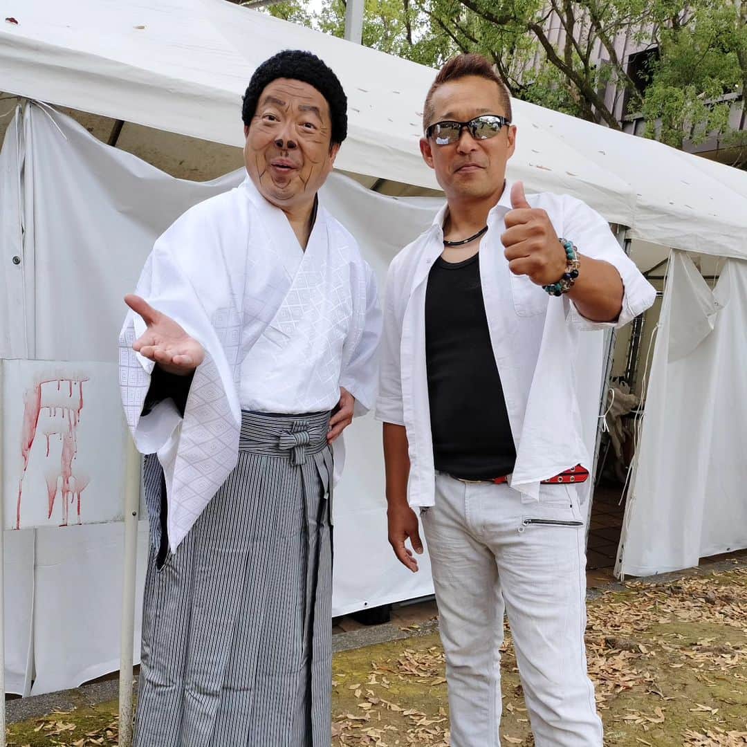粉川真一のインスタグラム：「ガス展会場からの公開生放送「超ドッキングラジオ〜ものまね大会〜」に参加したところ、長渕そっくりさんとお会いしました！ ギターも歌もガチうまでした！  ＃ガス展 ＃コカ島です」