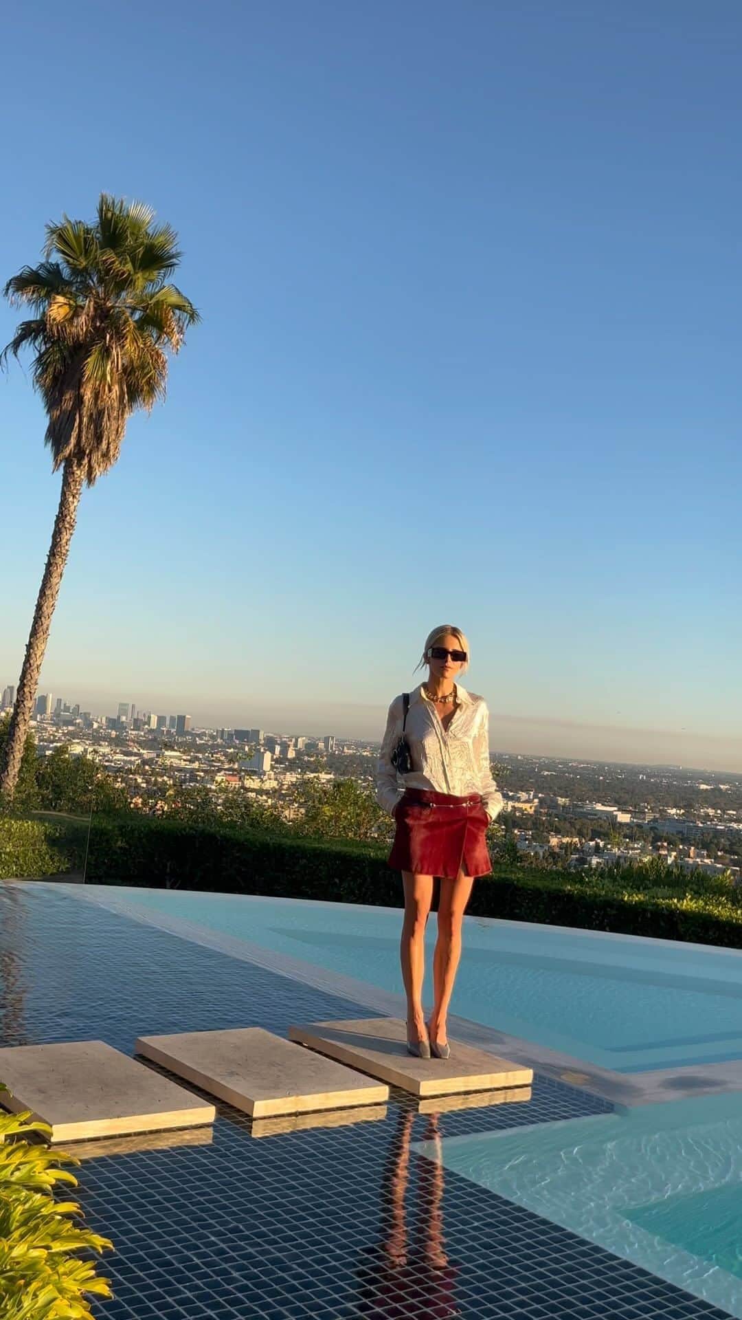 キャロライン・ダウルのインスタグラム：「*currently rewatching O.C. California*」
