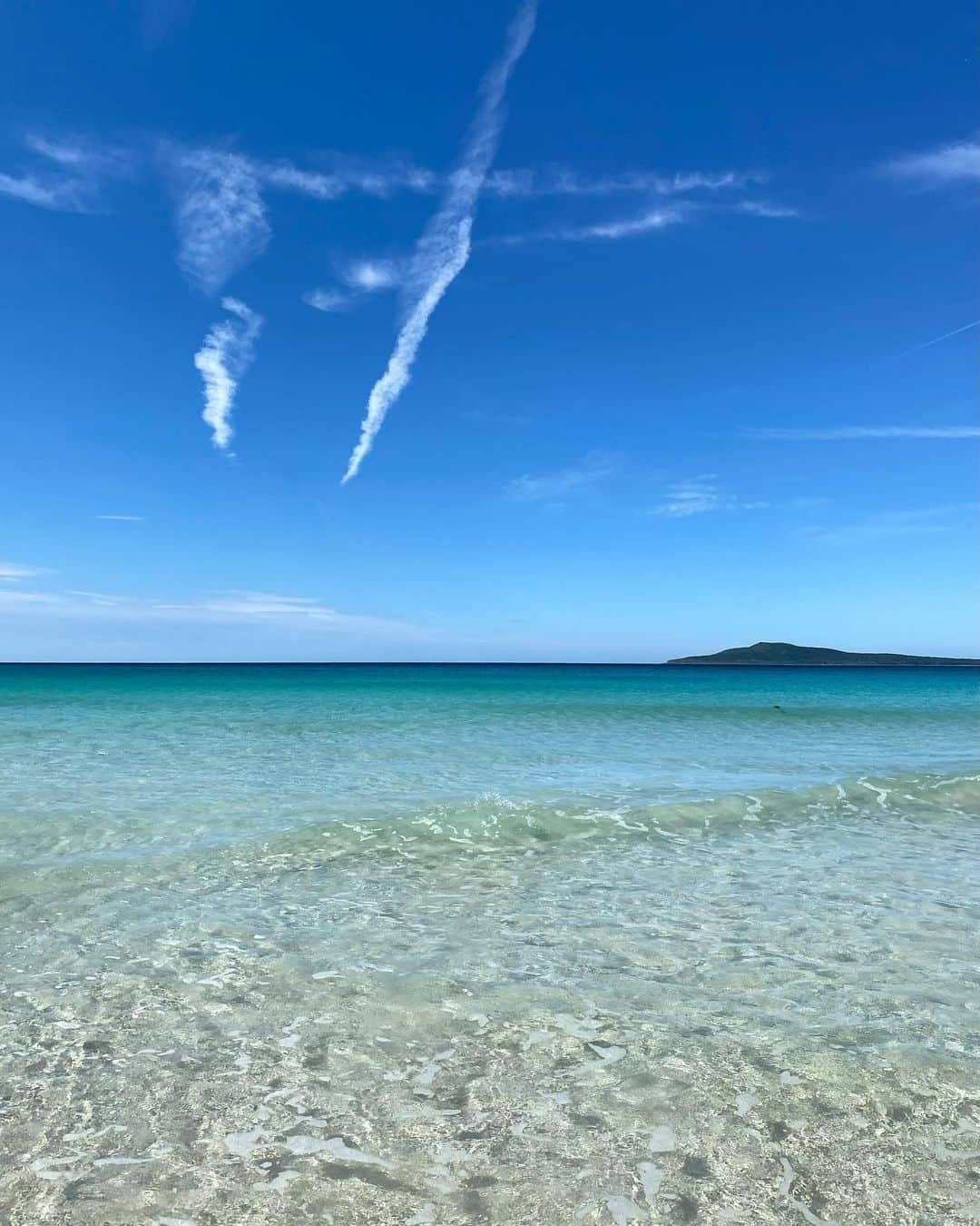 落合砂央里さんのインスタグラム写真 - (落合砂央里Instagram)「9月に行った長崎、福江島。  いつか行ってみたいと思っていた五島列島。 お友達と一緒に旅してきました！  バスに揺られ向かったのは、福江島の高浜海水浴場 青のグラデーションがとても美しい、穏やかなビーチでした。  かなり遠浅で小さい子も安心して遊べるのも嬉しい。 砂浜嫌いだった我が子も、初めて自分から海へ走っていました！ 海があまりにも透明で、恐くなかったのかな。  9月末でも暑くて、水着を持って行かなかった事を後悔。  行きのバスで出会ったおじさんが「ここは自然しかない」と言っていたけど、その自然が素晴らしかった。  五島の海の中はどんな感じなんだろう〜 いつかダイビングをしに行きたいです🐠  この美しさが続く事を願わずにはいられない！  最近子どものイヤイヤ期がパワーアップしたので、この写真を見て 海の青さと、おじさんとのほっこりした会話を思い出して癒されてます。  続く  #五島列島 #福江島」11月4日 17時59分 - ochiaikun