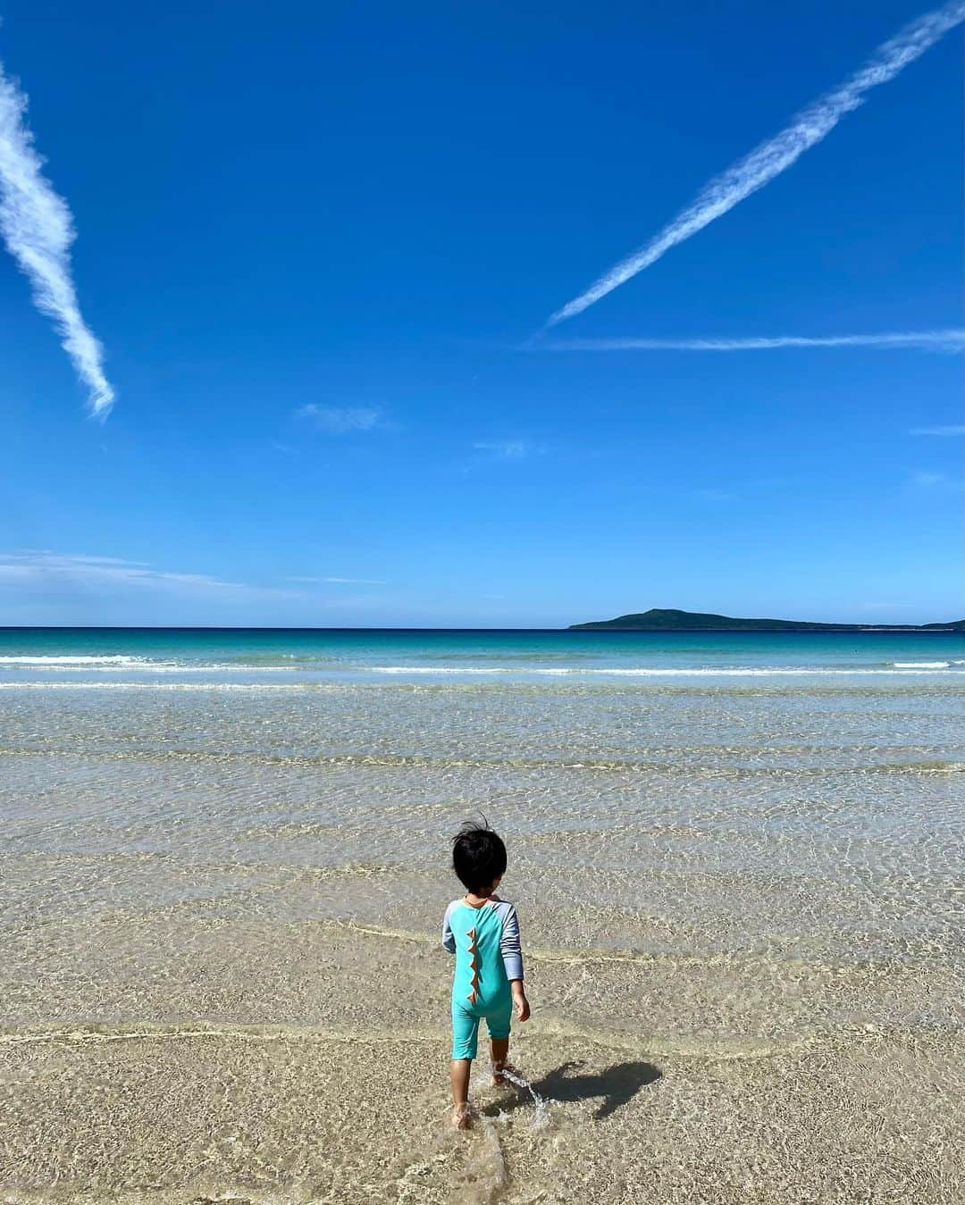 落合砂央里さんのインスタグラム写真 - (落合砂央里Instagram)「9月に行った長崎、福江島。  いつか行ってみたいと思っていた五島列島。 お友達と一緒に旅してきました！  バスに揺られ向かったのは、福江島の高浜海水浴場 青のグラデーションがとても美しい、穏やかなビーチでした。  かなり遠浅で小さい子も安心して遊べるのも嬉しい。 砂浜嫌いだった我が子も、初めて自分から海へ走っていました！ 海があまりにも透明で、恐くなかったのかな。  9月末でも暑くて、水着を持って行かなかった事を後悔。  行きのバスで出会ったおじさんが「ここは自然しかない」と言っていたけど、その自然が素晴らしかった。  五島の海の中はどんな感じなんだろう〜 いつかダイビングをしに行きたいです🐠  この美しさが続く事を願わずにはいられない！  最近子どものイヤイヤ期がパワーアップしたので、この写真を見て 海の青さと、おじさんとのほっこりした会話を思い出して癒されてます。  続く  #五島列島 #福江島」11月4日 17時59分 - ochiaikun