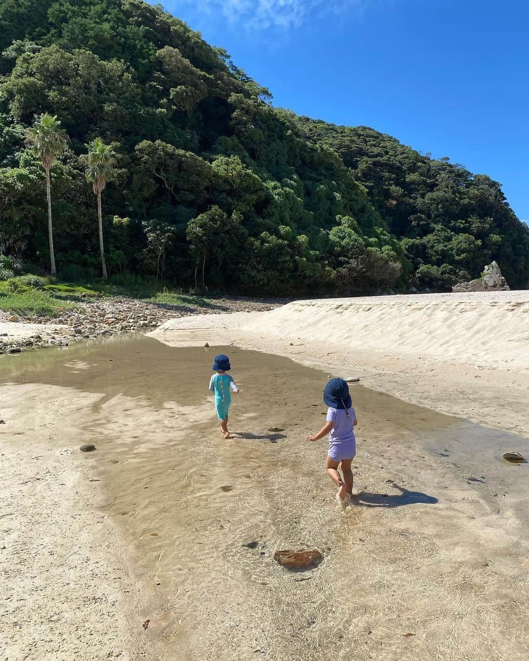 落合砂央里さんのインスタグラム写真 - (落合砂央里Instagram)「9月に行った長崎、福江島。  いつか行ってみたいと思っていた五島列島。 お友達と一緒に旅してきました！  バスに揺られ向かったのは、福江島の高浜海水浴場 青のグラデーションがとても美しい、穏やかなビーチでした。  かなり遠浅で小さい子も安心して遊べるのも嬉しい。 砂浜嫌いだった我が子も、初めて自分から海へ走っていました！ 海があまりにも透明で、恐くなかったのかな。  9月末でも暑くて、水着を持って行かなかった事を後悔。  行きのバスで出会ったおじさんが「ここは自然しかない」と言っていたけど、その自然が素晴らしかった。  五島の海の中はどんな感じなんだろう〜 いつかダイビングをしに行きたいです🐠  この美しさが続く事を願わずにはいられない！  最近子どものイヤイヤ期がパワーアップしたので、この写真を見て 海の青さと、おじさんとのほっこりした会話を思い出して癒されてます。  続く  #五島列島 #福江島」11月4日 17時59分 - ochiaikun