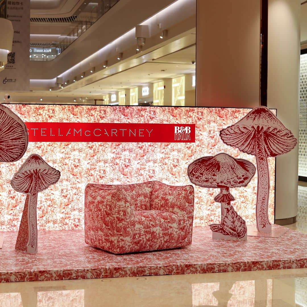 B&B Italiaさんのインスタグラム写真 - (B&B ItaliaInstagram)「Design, fashion and sustainability. Experience Le Bambole Stella McCartney X B&B Italia armchair in an immersive pop-up display at Wuhan's Heartland 66 shopping mall, here only until November 25th. Don't miss the opportunity to discover the B&B Italia Wuhan Showroom on the 5th floor of the same mall.  @stellamccartney  @mariobelliniarchitects   #bebitalia #design #LeBambole #MarioBellini #StellaMcCartney #China」11月4日 18時00分 - bebitalia