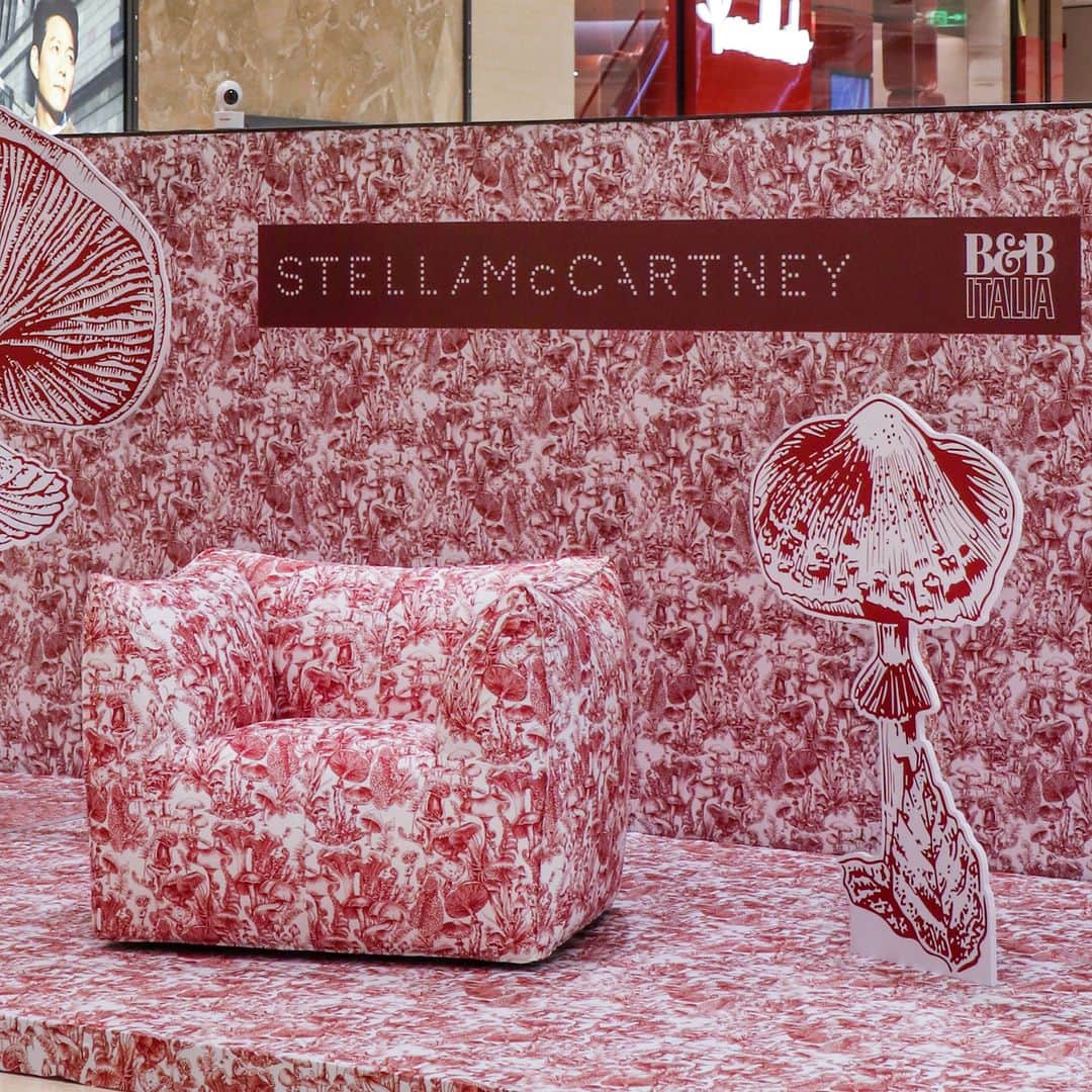 B&B Italiaのインスタグラム：「Design, fashion and sustainability. Experience Le Bambole Stella McCartney X B&B Italia armchair in an immersive pop-up display at Wuhan's Heartland 66 shopping mall, here only until November 25th. Don't miss the opportunity to discover the B&B Italia Wuhan Showroom on the 5th floor of the same mall.  @stellamccartney  @mariobelliniarchitects   #bebitalia #design #LeBambole #MarioBellini #StellaMcCartney #China」
