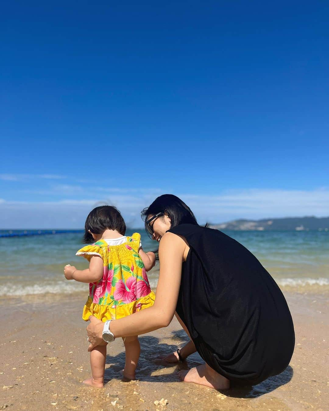 矢原里夏のインスタグラム：「👶🏻❤️ 子育ては『お世話してあげるもの』だと思ってたけど、実際に子供が生まれたら『お世話させて頂くもの』だなぁって毎日思ってる。  おむつ替させて頂く時も足をスリスリさせてもらったり、抱っこの要求は（たまに無理な時もあるんだけど）喜んでお受けしてセロトニンを分泌しているし、たまらく幸せな気持ちにさせてもらってる。  それくらい子供は可愛くてたまらなく愛おしくて… 毎日幸せを頂き感謝しております…🥹  あと数年したら「もう、ママしつこい！」って言われちゃいそうだからさ、今はスリスリし放題のプレミアム期間❤️  #1歳ママ」