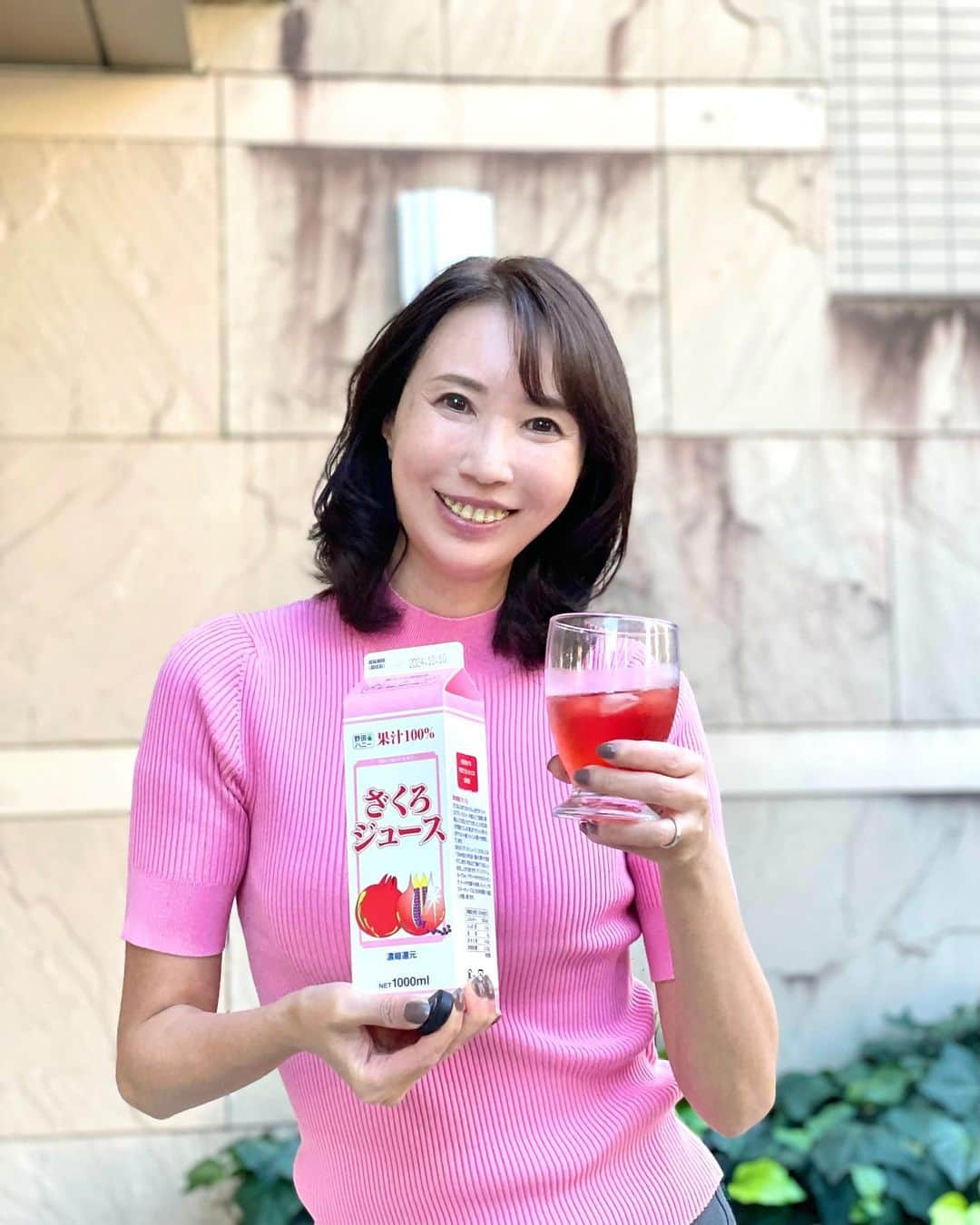 奈々さんのインスタグラム写真 - (奈々Instagram)「野田ハニーざくろジュース🍹  こちらのざくろジュースは、 楽天総合ランキングで1位になった安心安全の 完全無添加のざくろジュース💖  ざくろジュース大好きなの❤️ それが、完全無添加だなんて😍  ざくろには特に女性に嬉しい成分、 ポリフェノールの1種であるエラグ酸や ビタミンCなどがたっぷりで、 種には、植物性エストロゲンといわれる 「エストロゲン様物質」が多く含まれているの😊  野田ハニーざくろジュースの美味しさの秘密 🔸酸味のある皮を剥いて探っている 🔸栄養たっぷりの種ごと探っている 🔸糖度が高く酸味が控えめなペルシャ産を使用 🔸毎年社長自らが現地で試飲 🔸 原料調達〜生産まで全て自社で行なっている  私は、炭酸水で割って飲むのが1番好き❤️  これからの季節だと温かい紅茶で割って ホットざくろティーにしても美味しいね💖  この投稿を見て頂いた方限定❣️ 定期便１回目の価格3999円が3500円になる お得なクーポンがあるよ👍  注文時にクーポンコード『zakuro3106』と入力してね💖  【定期回数のしばりなし】で 話題のざくろジュースがお得に購入できるチャンス🉐  PR @zakuro82zakuro  #野田ハニー #ざくろジュース #ザクロジュース #ゆらぎ世代#美容おすすめ #ミセスモデル#美容モデル#エストロゲン#エラグ酸#ポリフェノール#美容と健康 #ざくろジュース大好き#完全無添加#美容と健康に #美は1日にしてならず#美容習慣 #美容ルーティン #健康美#美味しい」11月4日 18時00分 - nanafujn