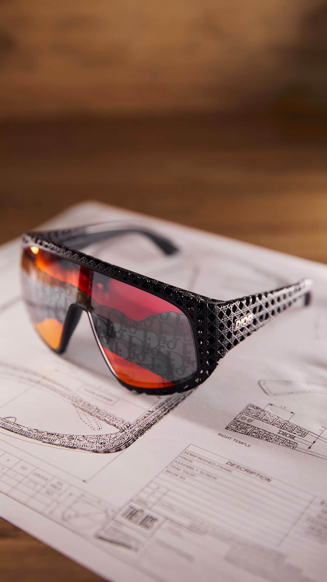 のインスタグラム：「Unparalleled #DiorSavoirFaire meets innovation with the new Dior3D sunglasses by @MrKimJones for #DiorSpring24, the House’s first-ever 3D-printed eyewear. Manufactured by @TheliosOfficial, the sporty shades feature an openwork Cannage frame and mirror lenses enhanced with a contrasting Dior Oblique strip, marrying state-of-the-art technology with meticulous hand-finishing.  © @AndreaCenetiempo」