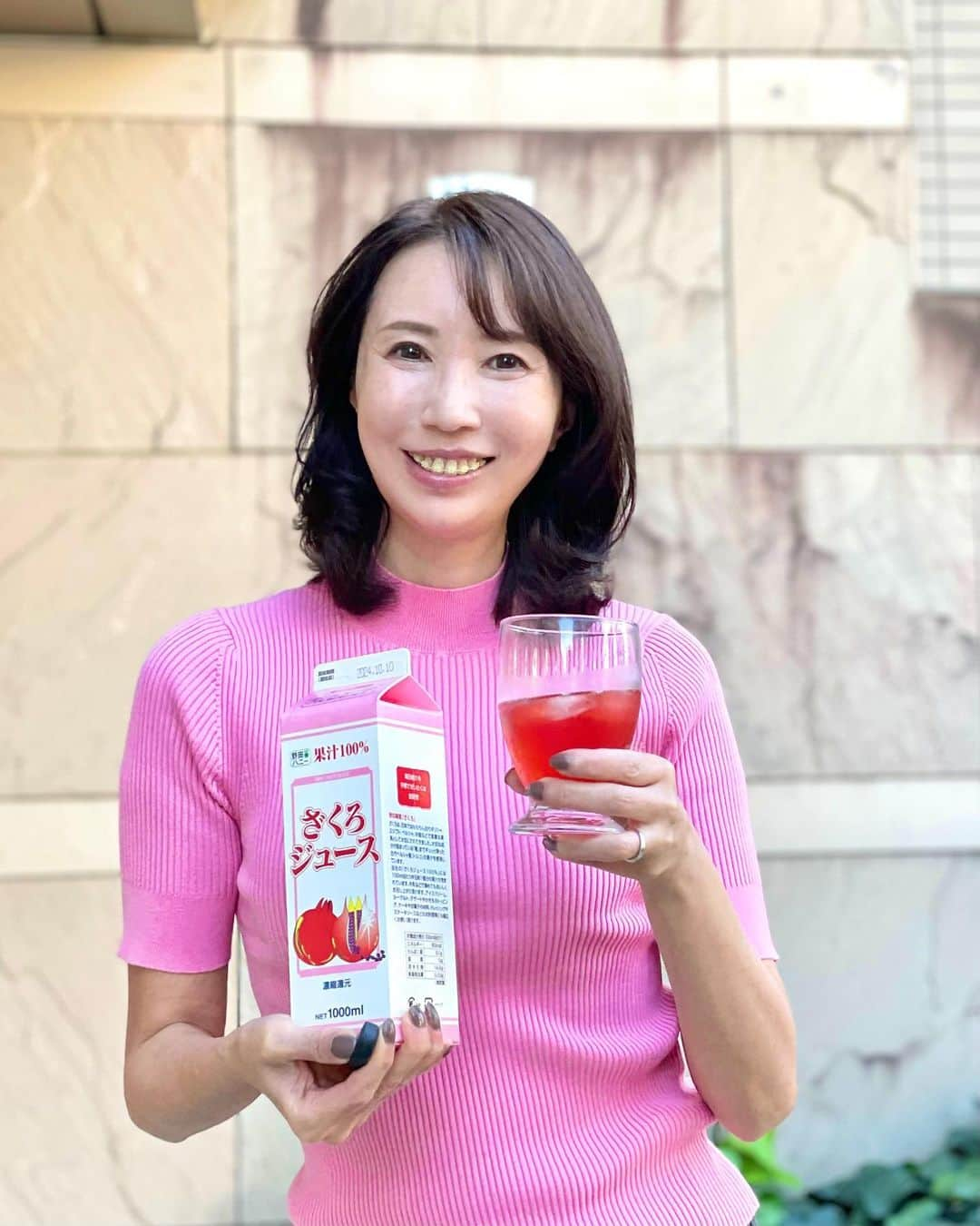 奈々のインスタグラム：「野田ハニーざくろジュース🍹  こちらのざくろジュースは、 楽天総合ランキングで1位になった安心安全の 完全無添加のざくろジュース💖  ざくろジュース大好きなの❤️ それが、完全無添加だなんて😍  ざくろには特に女性に嬉しい成分、 ポリフェノールの1種であるエラグ酸や ビタミンCなどがたっぷりで、 種には、植物性エストロゲンといわれる 「エストロゲン様物質」が多く含まれているの😊  野田ハニーざくろジュースの美味しさの秘密 🔸酸味のある皮を剥いて探っている 🔸栄養たっぷりの種ごと探っている 🔸糖度が高く酸味が控えめなペルシャ産を使用 🔸毎年社長自らが現地で試飲 🔸 原料調達〜生産まで全て自社で行なっている  私は、炭酸水で割って飲むのが1番好き❤️  これからの季節だと温かい紅茶で割って ホットざくろティーにしても美味しいね💖  この投稿を見て頂いた方限定❣️ 定期便１回目の価格3999円が3500円になる お得なクーポンがあるよ👍  注文時にクーポンコード『zakuro3106』と入力してね💖  【定期回数のしばりなし】で 話題のざくろジュースがお得に購入できるチャンス🉐  PR @zakuro82zakuro  #野田ハニー #ざくろジュース #ザクロジュース #ゆらぎ世代#美容おすすめ #ミセスモデル#美容モデル#エストロゲン#エラグ酸#ポリフェノール#美容と健康 #ざくろジュース大好き#完全無添加#美容と健康に #美は1日にしてならず#美容習慣 #美容ルーティン #健康美#美味しい」