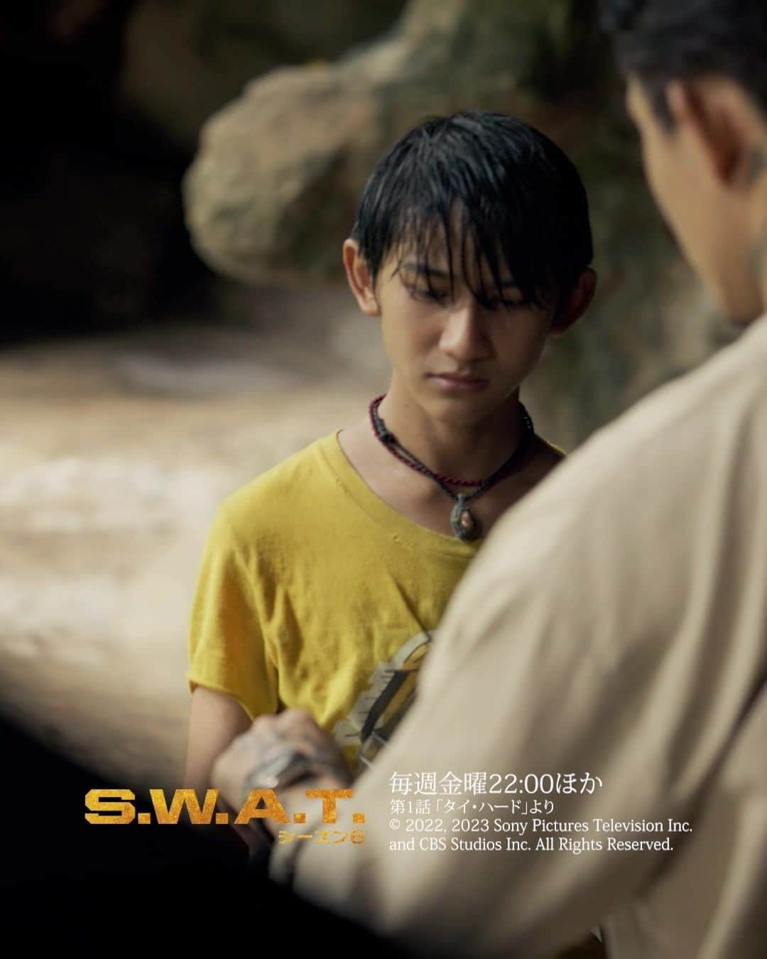 スーパー！ドラマTVのインスタグラム：「銃を向けてきたのが超美少年だったら？ #SWAT #海外ドラマ  大人気海外ドラマ「S.W.A.T. シーズン6」の名シーンをご紹介！今回は第1話よりピックアップ。 海外ドラマ専門チャンネル『スーパー！ドラマＴＶ』だけで毎週(金)夜10時ほか独占日本初放送中！スカパー！、ケーブルテレビ、ひかりTV、auひかりテレビで視聴可能！」