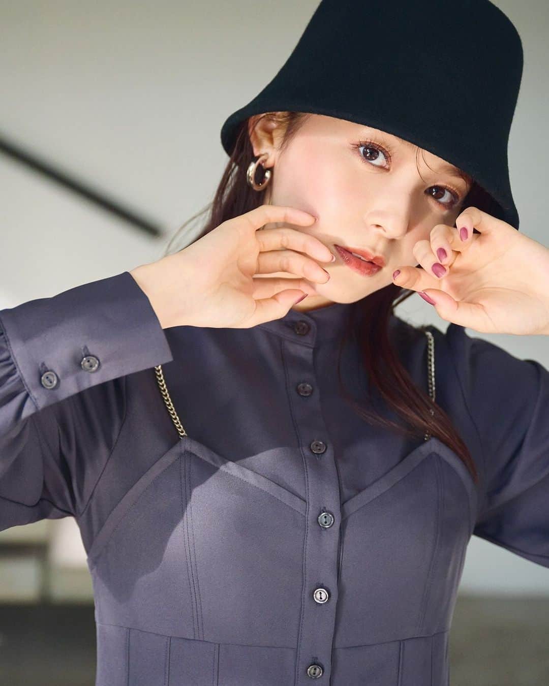 NATURAL BEAUTY BASICのインスタグラム：「⁡ 久間田琳加さんが纏う、秋のLimited Edition🍁 ⁡ ■チェーンストラップレイヤードワンピース ¥13,970 tax in size:PS/M color:チャコール/ベージュ #0173240032 ⁡ シャツにキャミワンピを重ねたような レイヤード風デザインが高感度なワンピース。 チェーンストラップディテールがスタイリッシュなアクセントに。 きゅっと絞られたウエストが女性らしいラインをメイク。 深みのあるチャコールカラーは シックで洗練された雰囲気を演出してくれます。 ⁡ -- ⁡ Limited Edition VOL.1 Meets.Rinka Kumada ⁡ シャギーニットにツイードジャンスカ、 フェイクレザー素材のワンピースetc. ⁡ 1点投入で着こなしがぱっと華やぐ、 デザイン性の高いアイテムが目白押し！♡ ⁡ 11/3(金)～ SANEI bd ONLINE・限定店舗にて大好評発売中です✨ ⁡ #久間田琳加 さん #ワンピース #キャミワンピース #レイヤードコーデ #限定アイテム #限定商品 #秋コーデ #冬コーデ #お出かけコーデ  #着回しコーデ  #オフィスコーデ #オフィスカジュアル #通勤コーデ #大人可愛い #カラーコーデ #着回しコーデ #きれいめカジュアル #ベーシックコーデ #ベーシック #ナチュラルコーデ #トレンドスタイル #シンプルコーデ #ナチュラルビューティーベーシック #naturalbeautybasic」