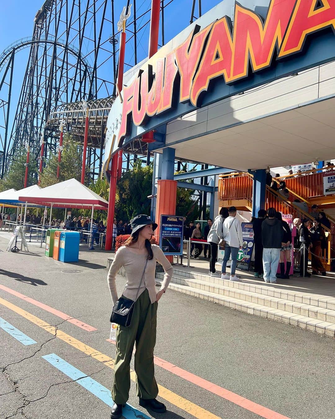 野木久美子のインスタグラム：「静岡の旅。 富士急ハイランド🎢 10年以上ぶりにハードな乗り物乗り続けるから体がどーかしちゃうんかと心配だったけど思いっきり楽しめたよ😙  乗り物酔いする私だから8割気持ち悪くなりながらも充分楽しめたよ😙 乗り物酔いには慣れてる。うん。  気持ち悪い時は梅干しが効くよ😙  #乗り物酔いには梅干し #男梅シートが相棒  #ノーベル  #富士急ハイランド #絶叫アトラクション  #静岡県の旅 #富士#富士山ビューポイント」